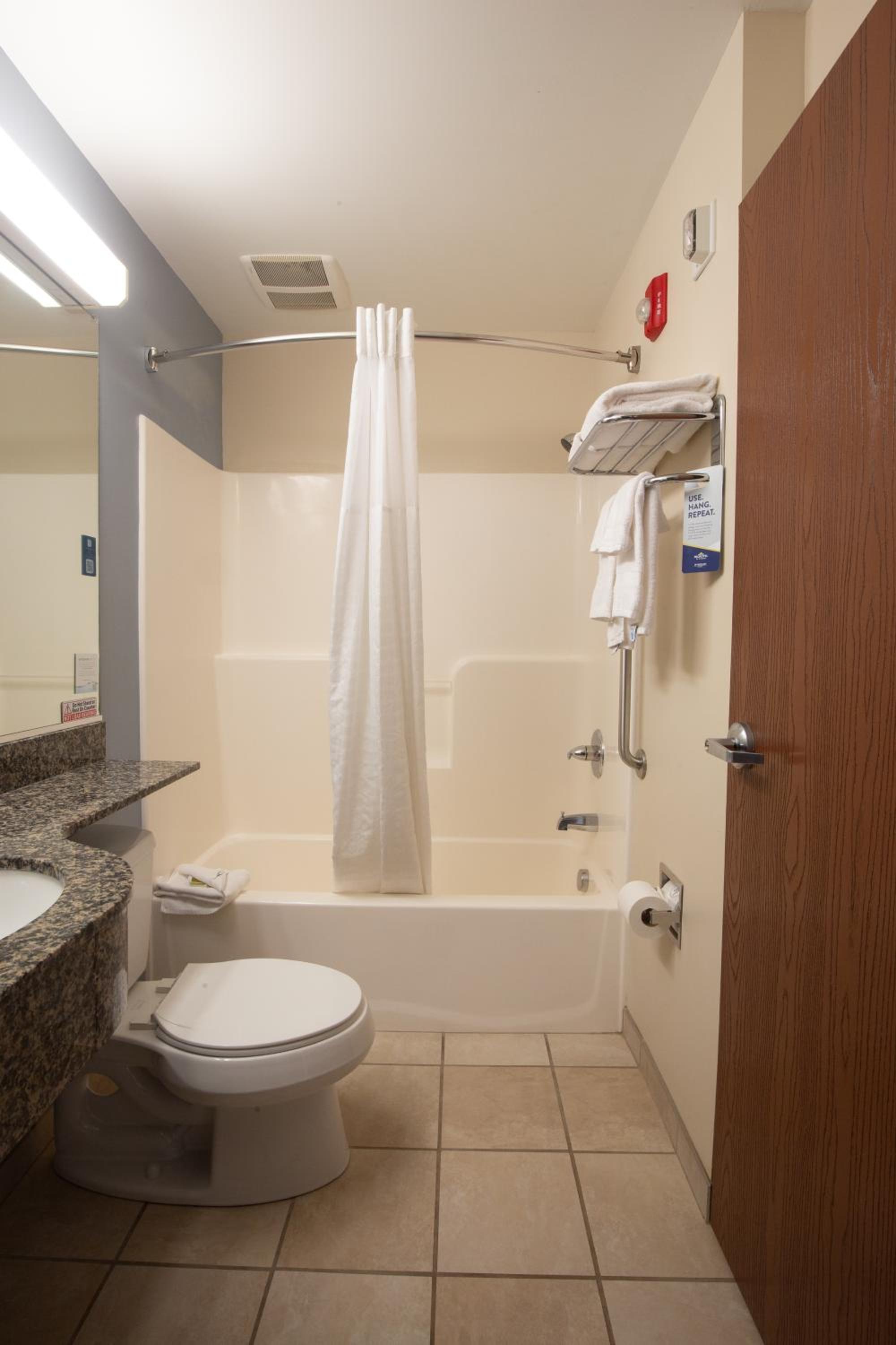 Queen Room with Bath Tub - Mobility Accessible/Non-Smoking photo 3