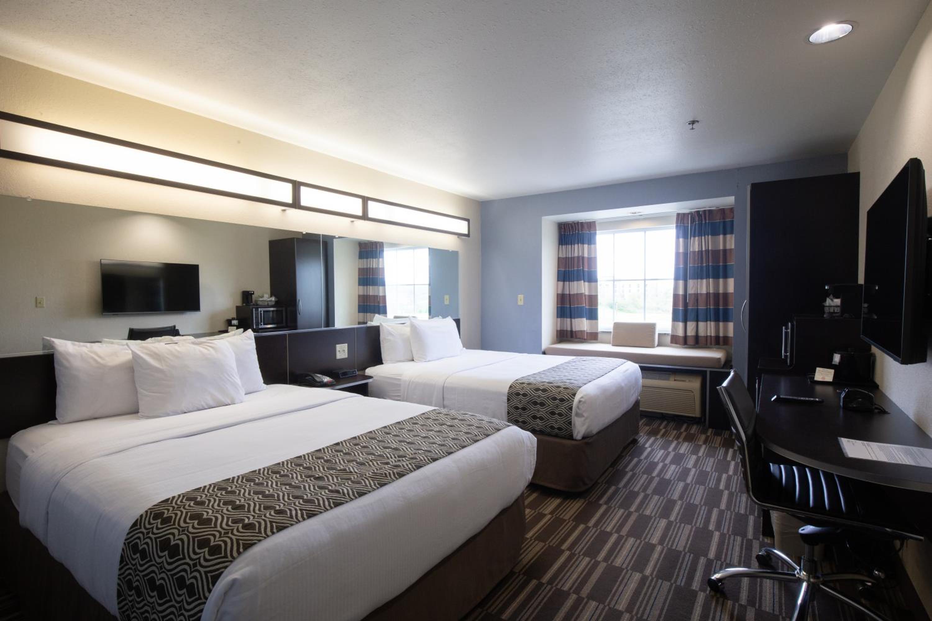 Queen Room with Two Queen Beds - Non-Smoking - Photo 5