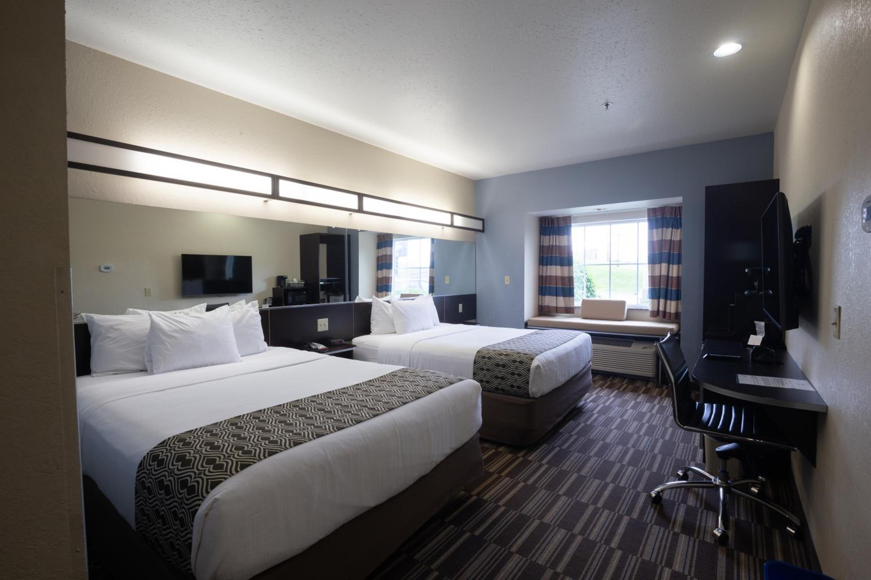 Queen Room with Two Queen Beds - Non-Smoking - Photo 6