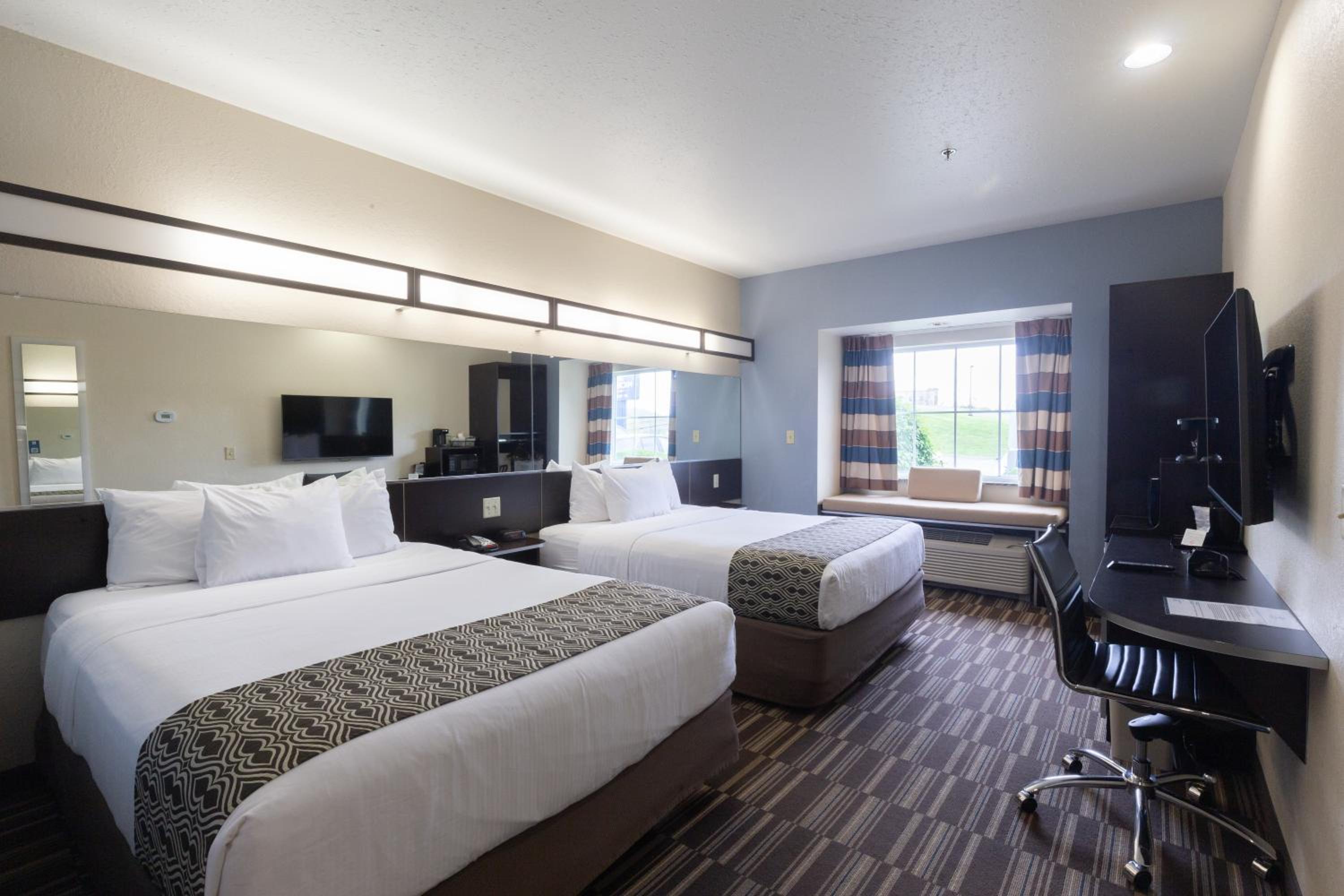 Queen Room with Two Queen Beds - Non-Smoking - Photo 7