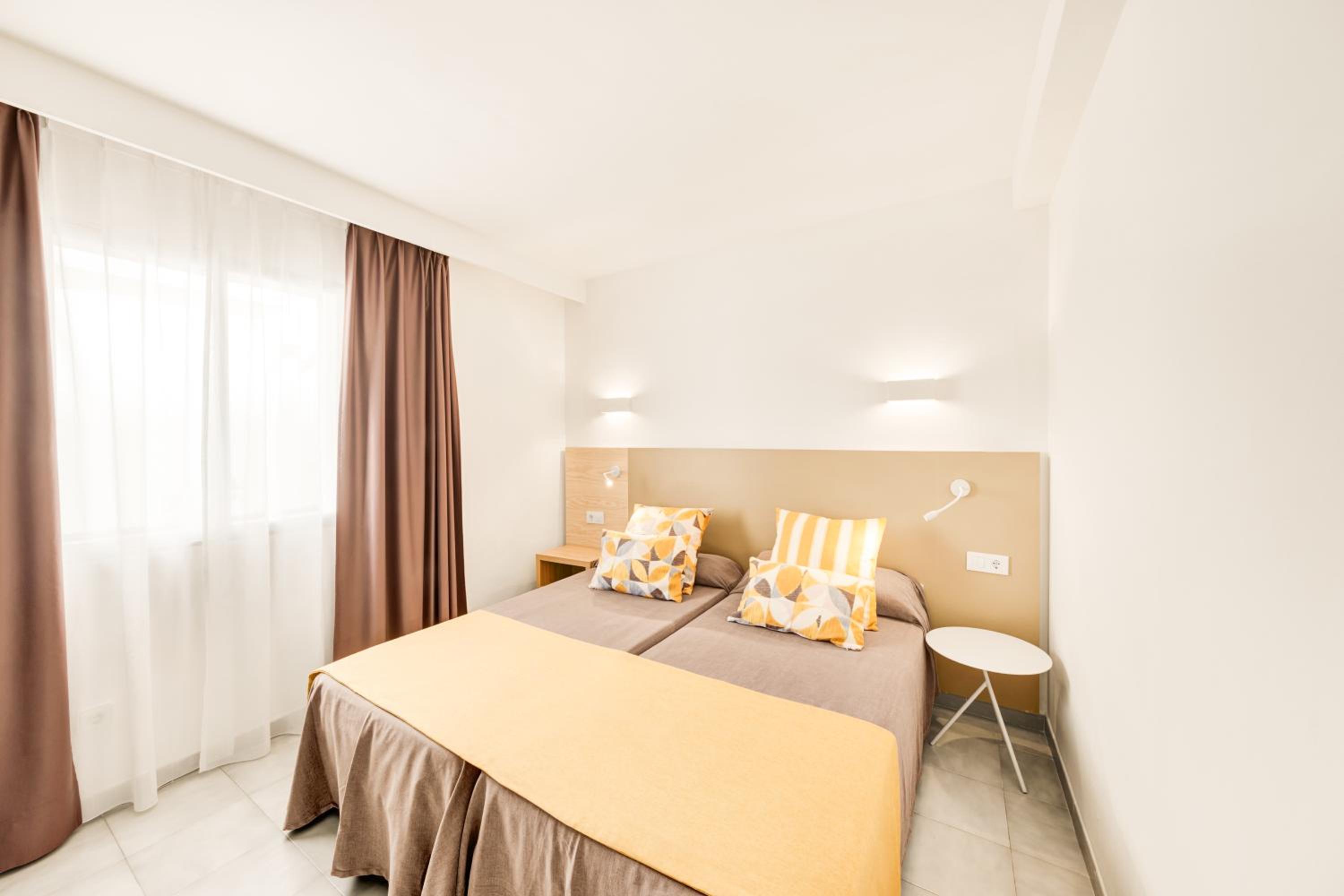 One-Bedroom Apartment with Sea View photo 2