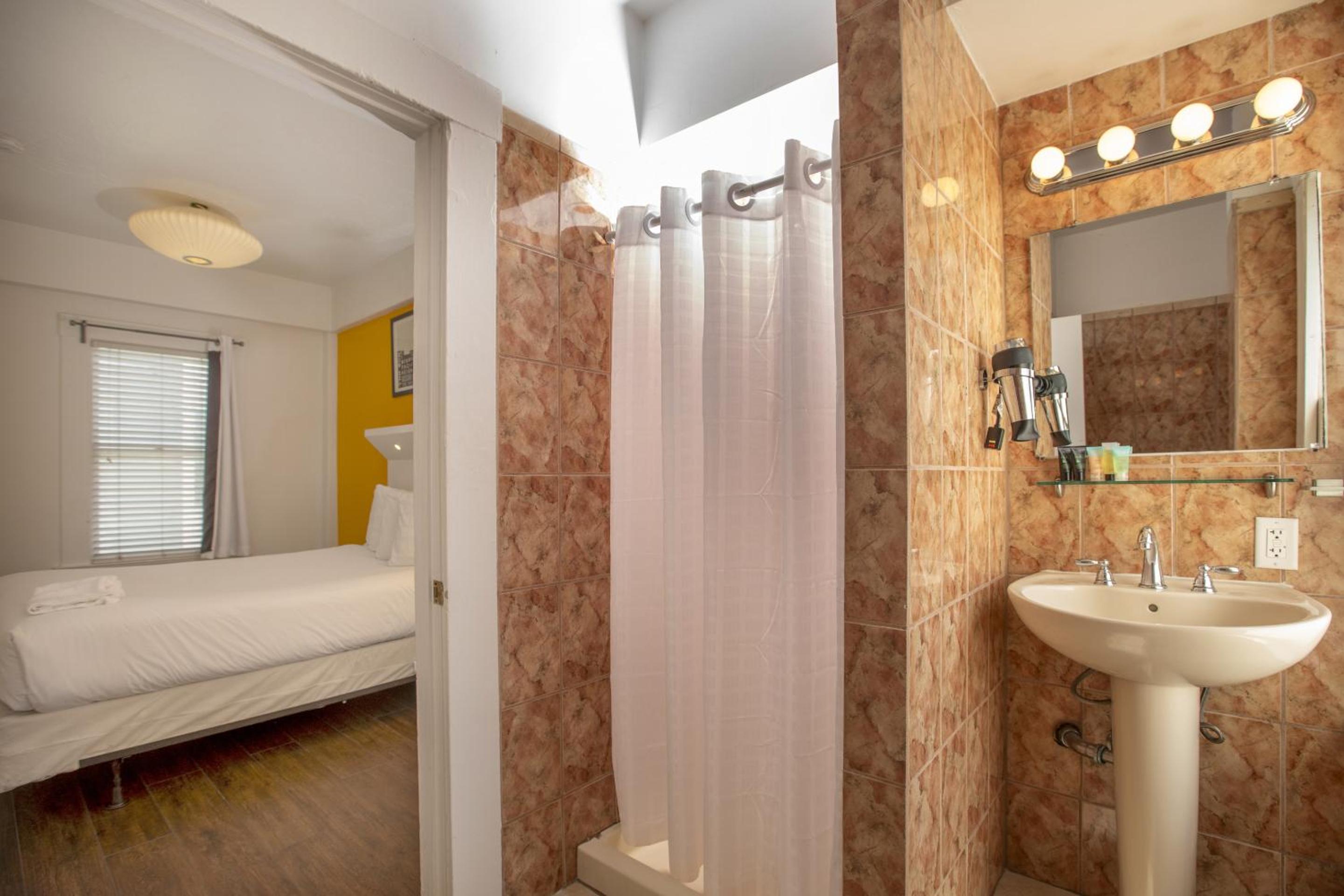 Standard Queen Room - Photo 2