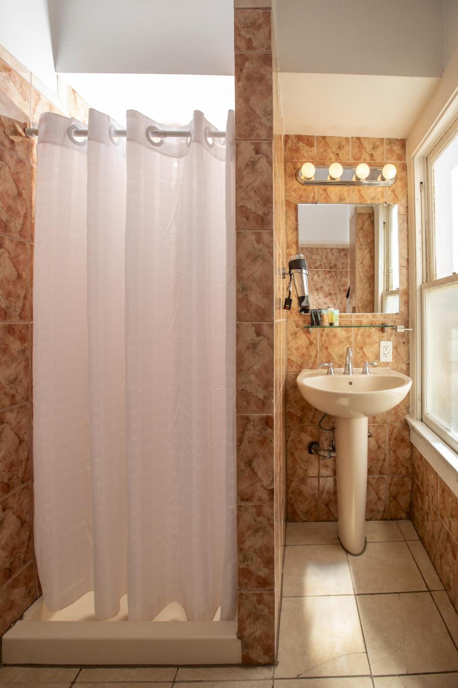 Standard Queen Room - Photo 3