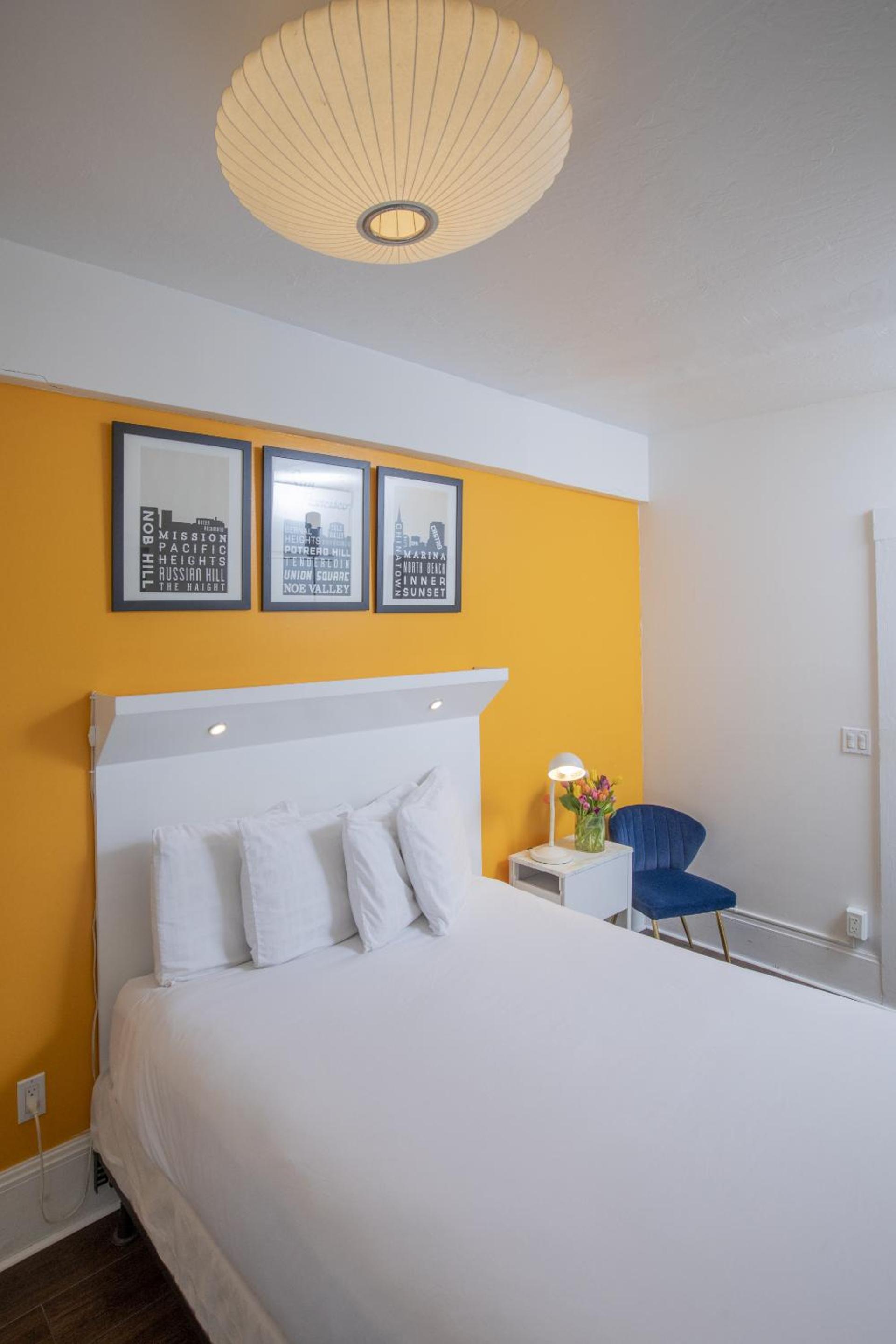 Standard Queen Room - Photo 8