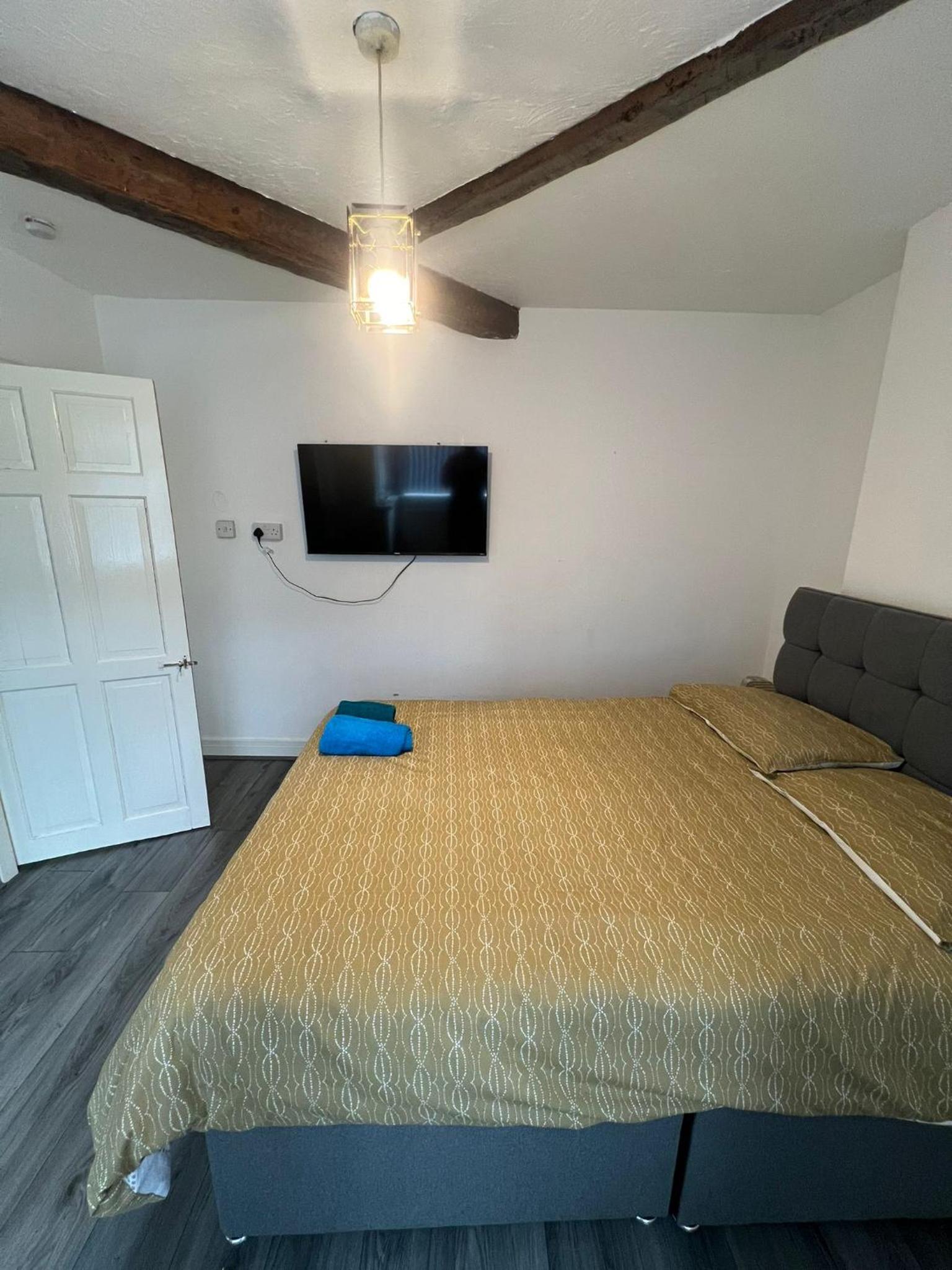 One-Bedroom Apartment photo 1