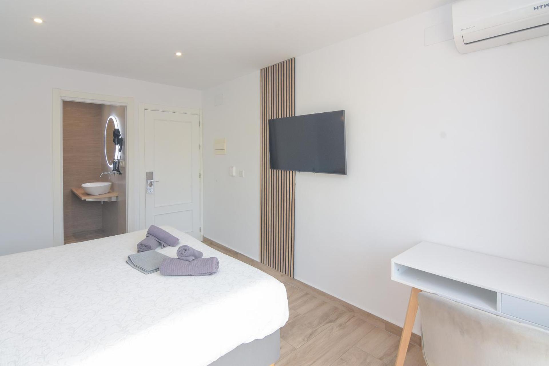 Double Room - Photo 6