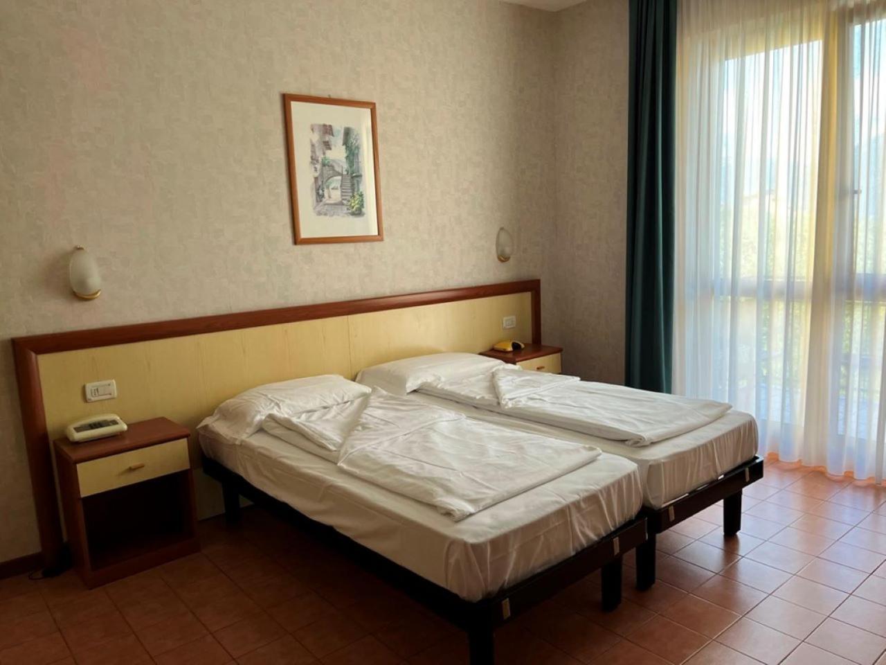 Twin Room with Lake View - Photo 4