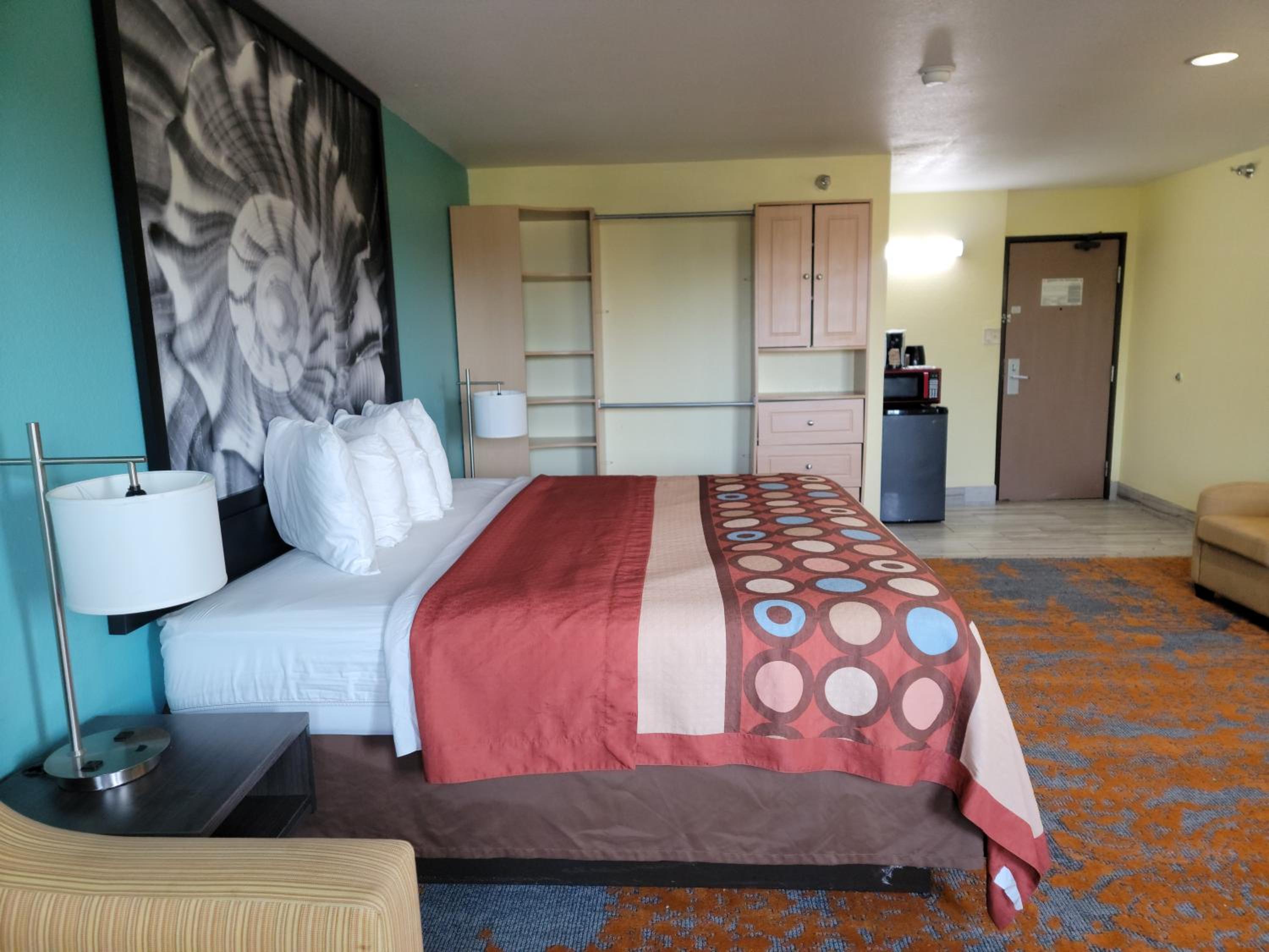 Deluxe King Room - Non-Smoking - Photo 2