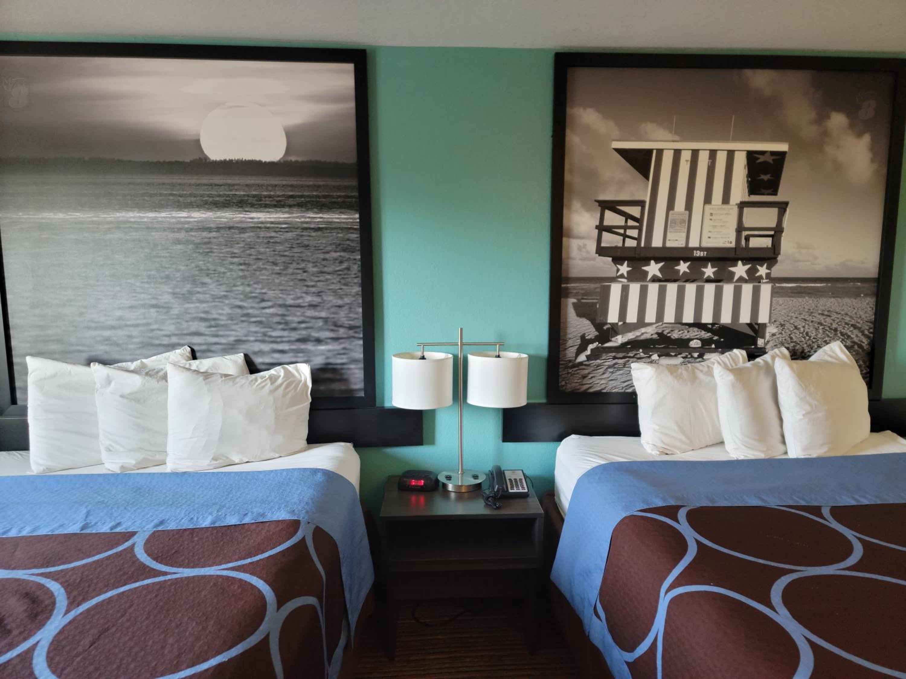 Queen Room with Two Queen Beds - Non-Smoking - Photo 4