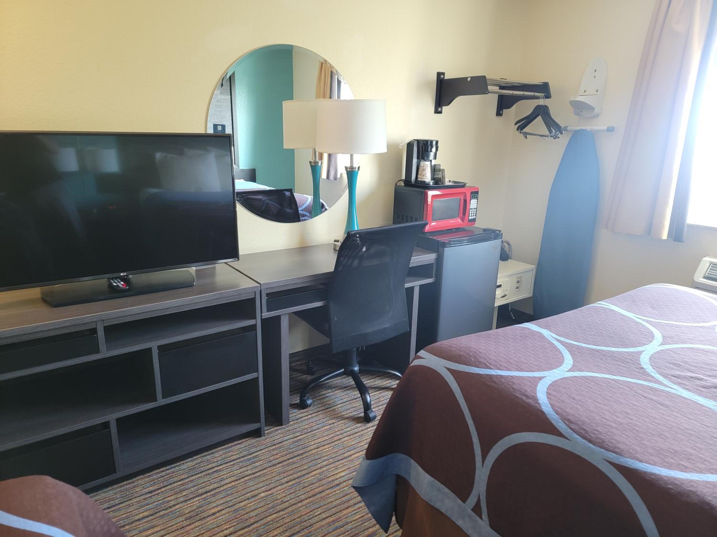 Queen Room with Two Queen Beds - Non-Smoking - Photo 6
