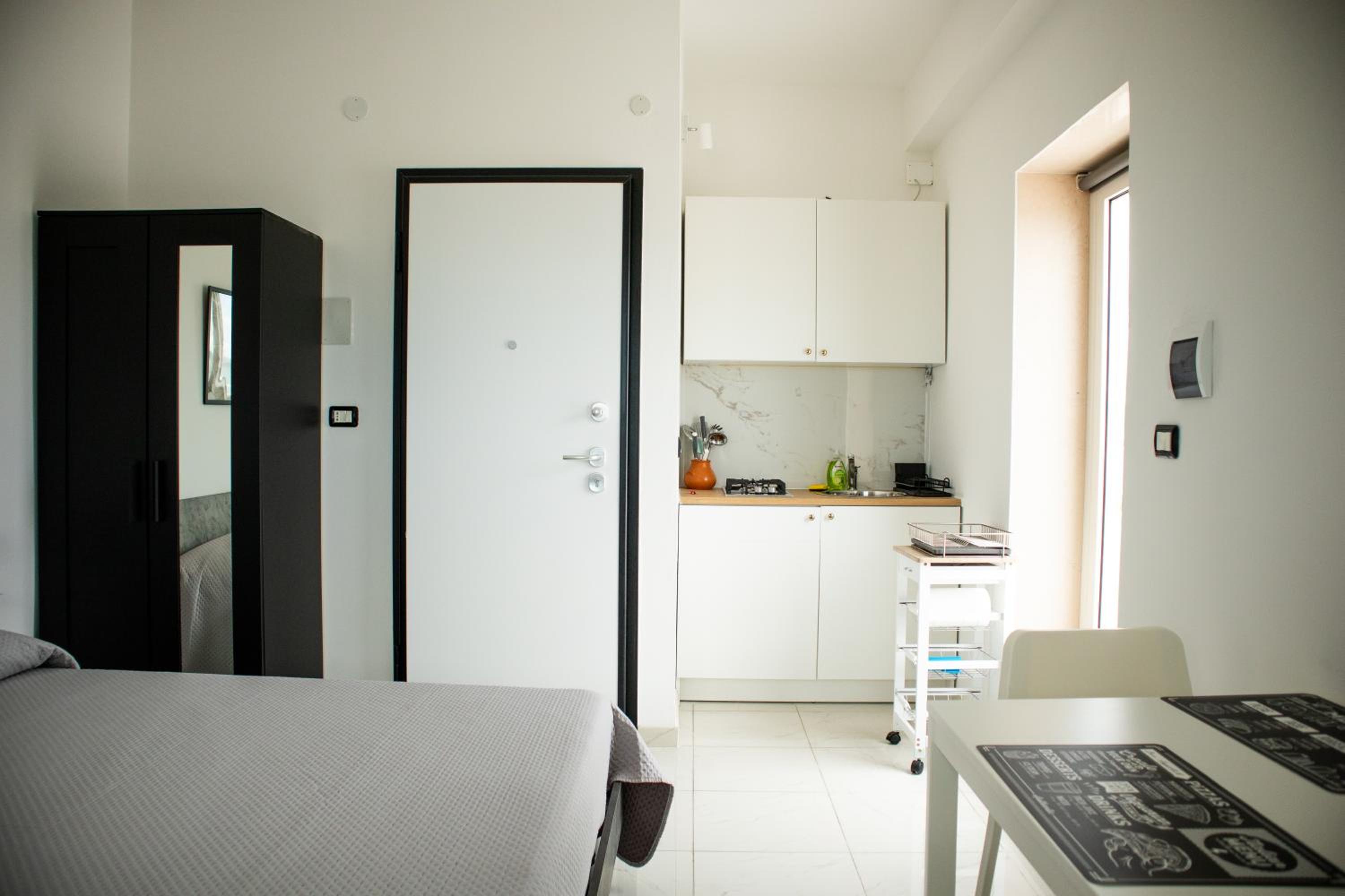 One-Bedroom Apartment photo 1
