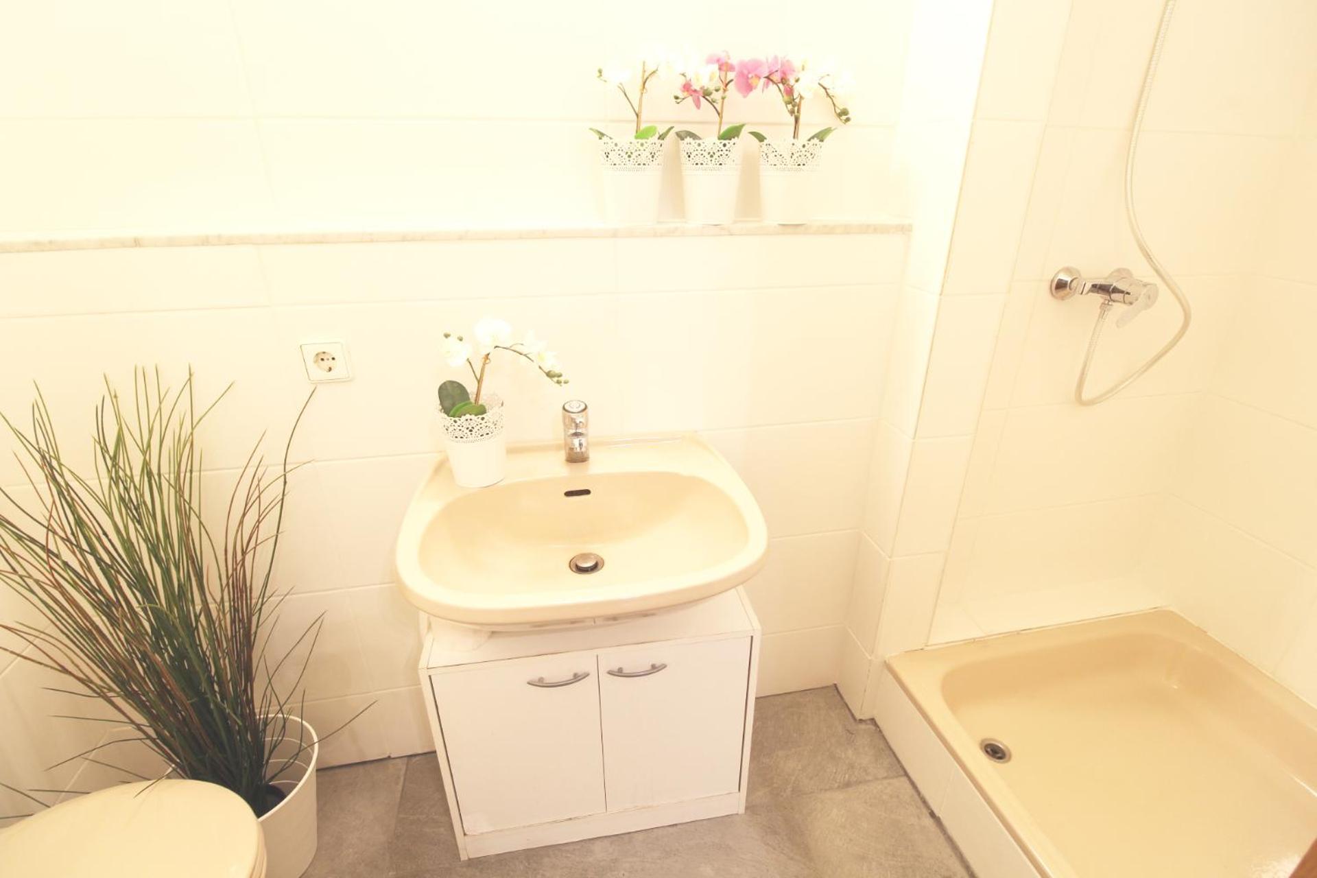 Family Room with Private Bathroom photo 2