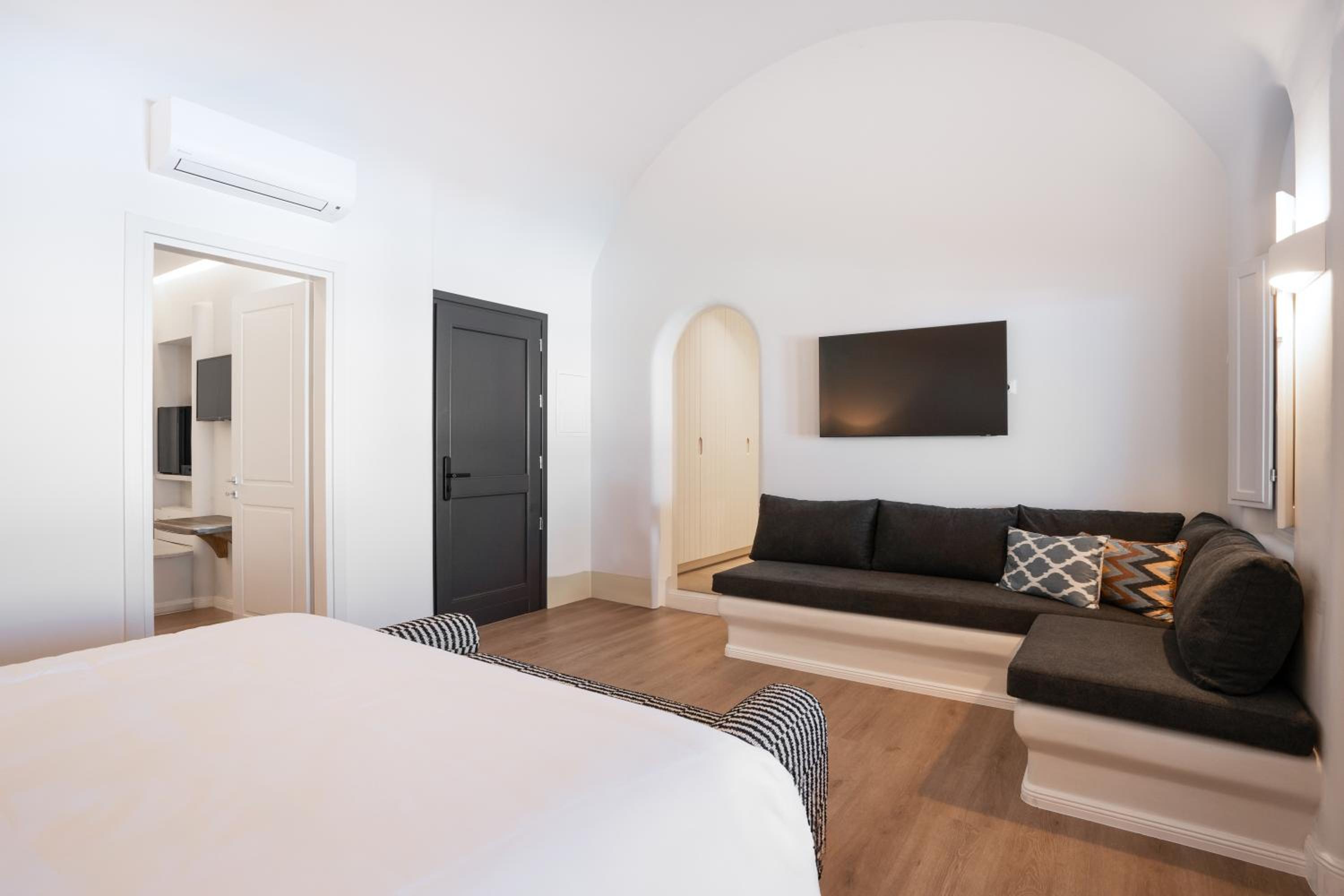 Nero Grand Suite with Sea View & Swimming Pool