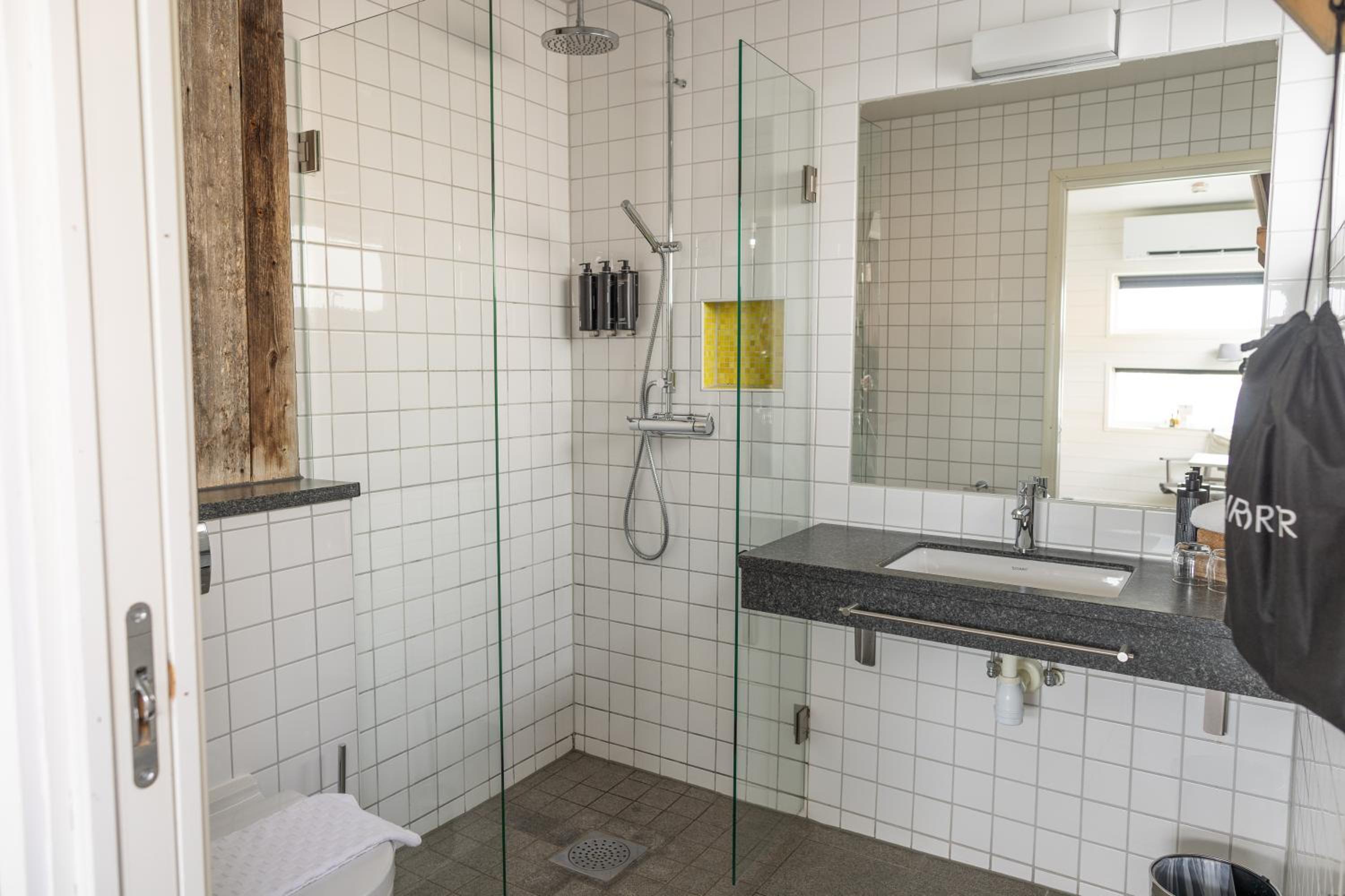 One-Bedroom Suite with Sea View  photo 2