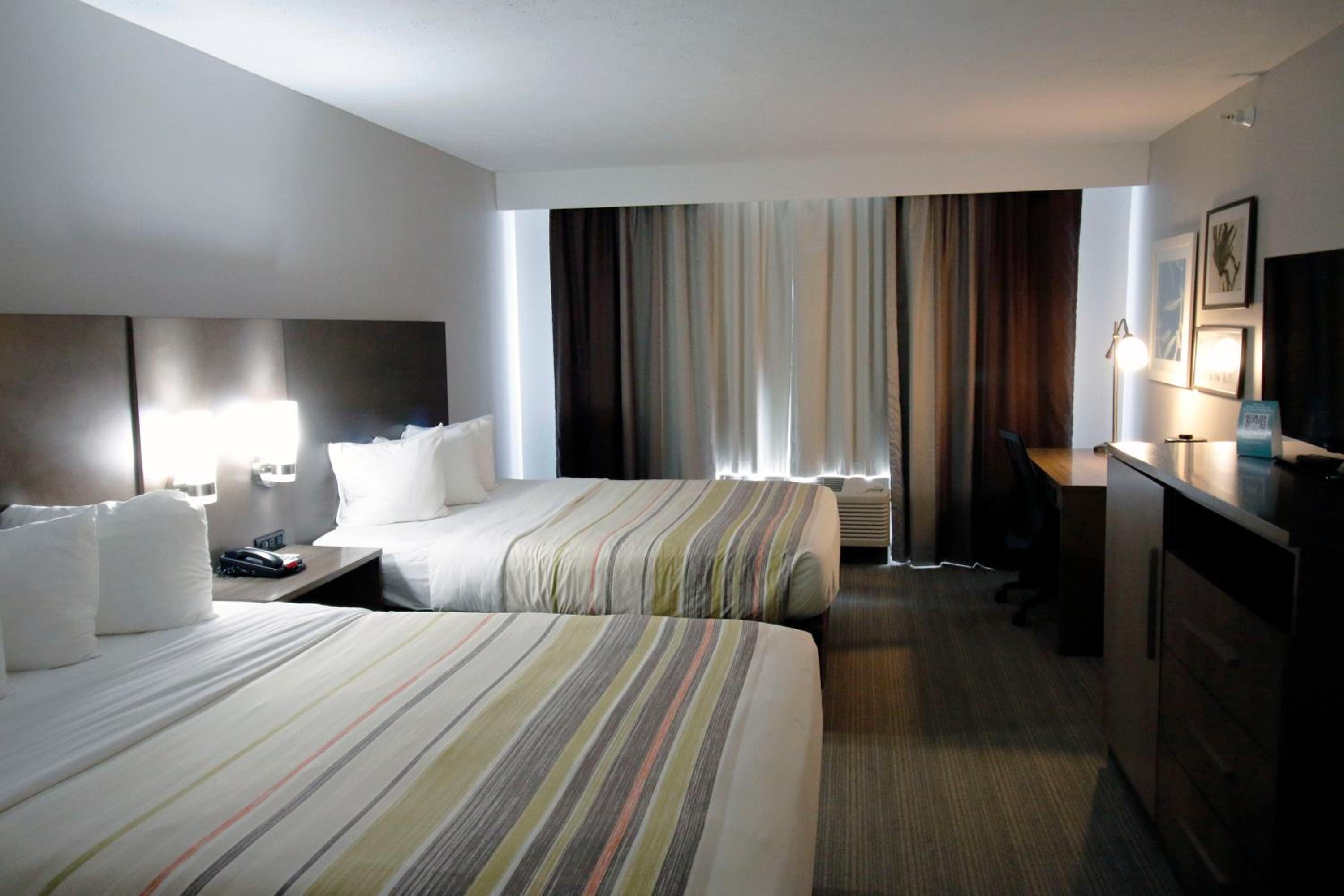 Queen Room with Two Queen Beds - Non-Smoking photo 2