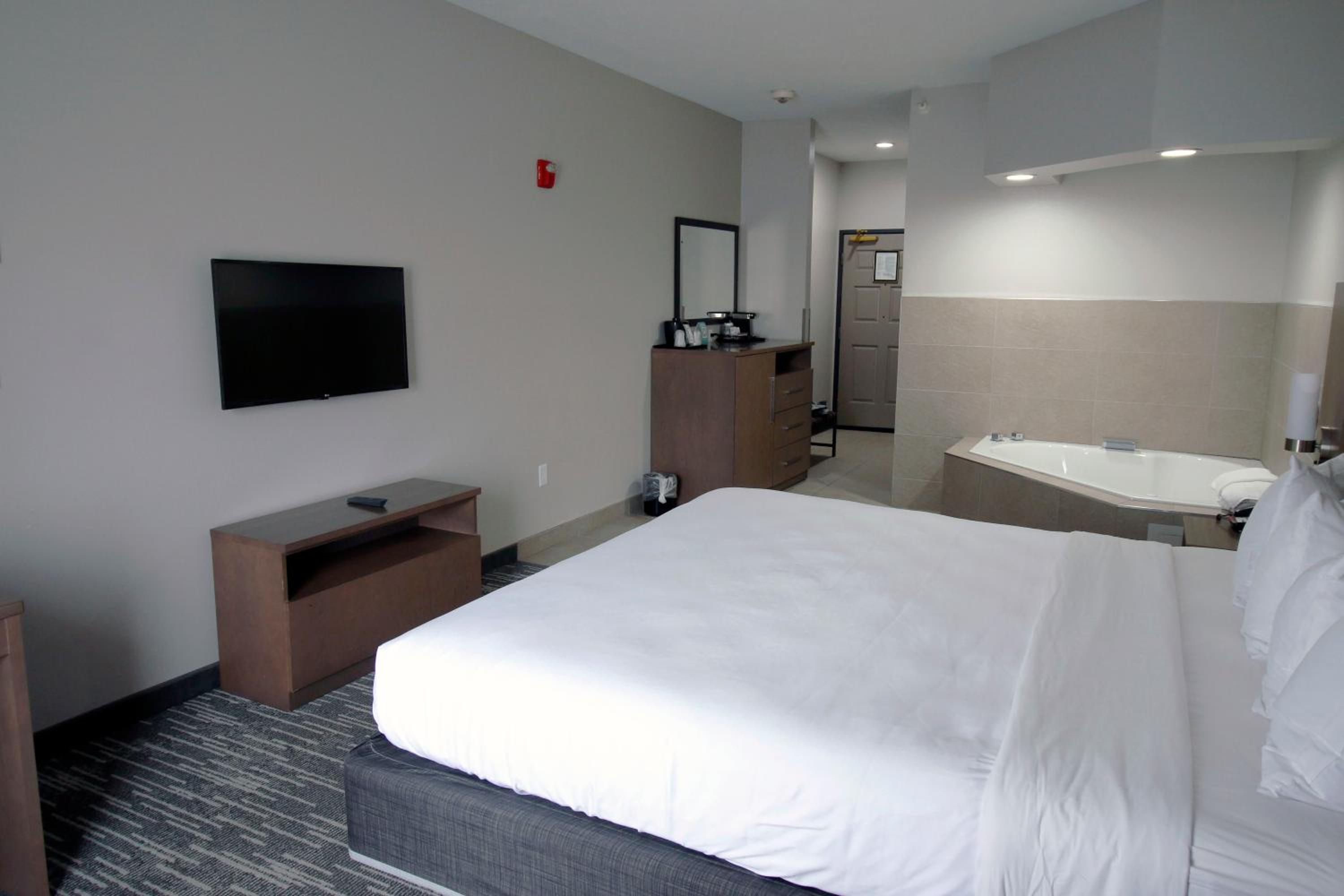 King Suite with Whirlpool - Disability Accessible photo 2