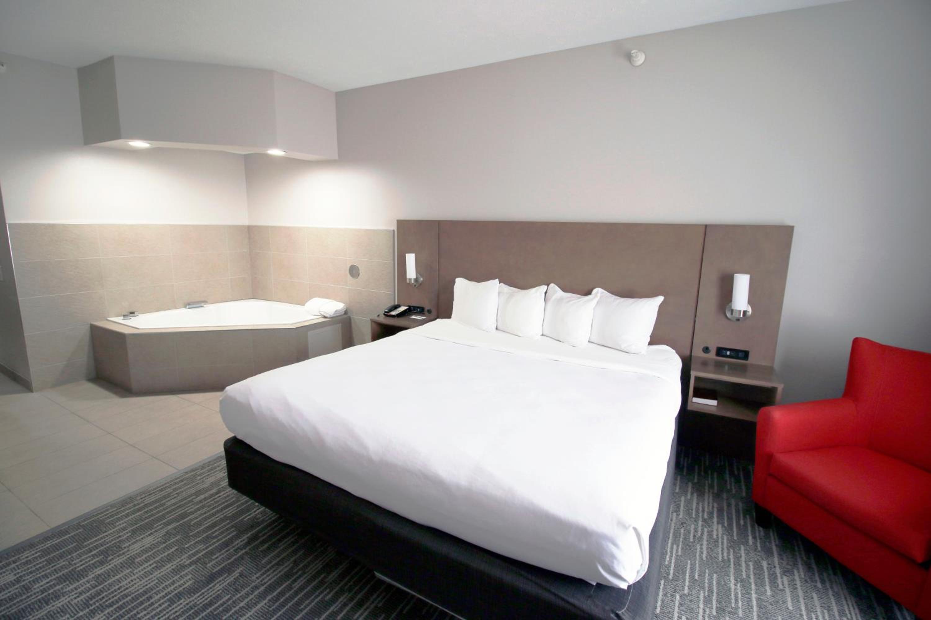 King Suite with Whirlpool - Disability Accessible photo 3