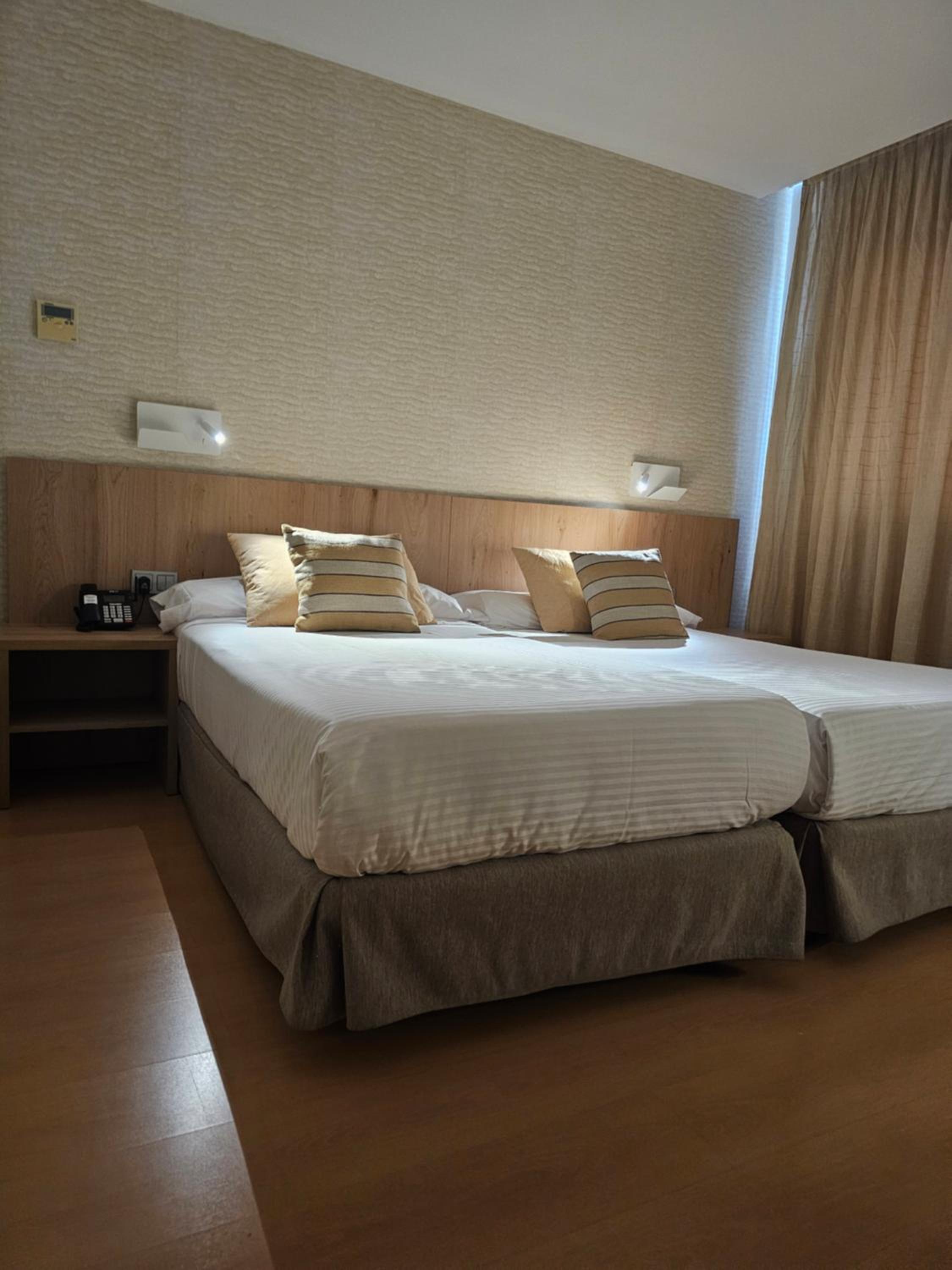 Premium Double Room - Photo 10
