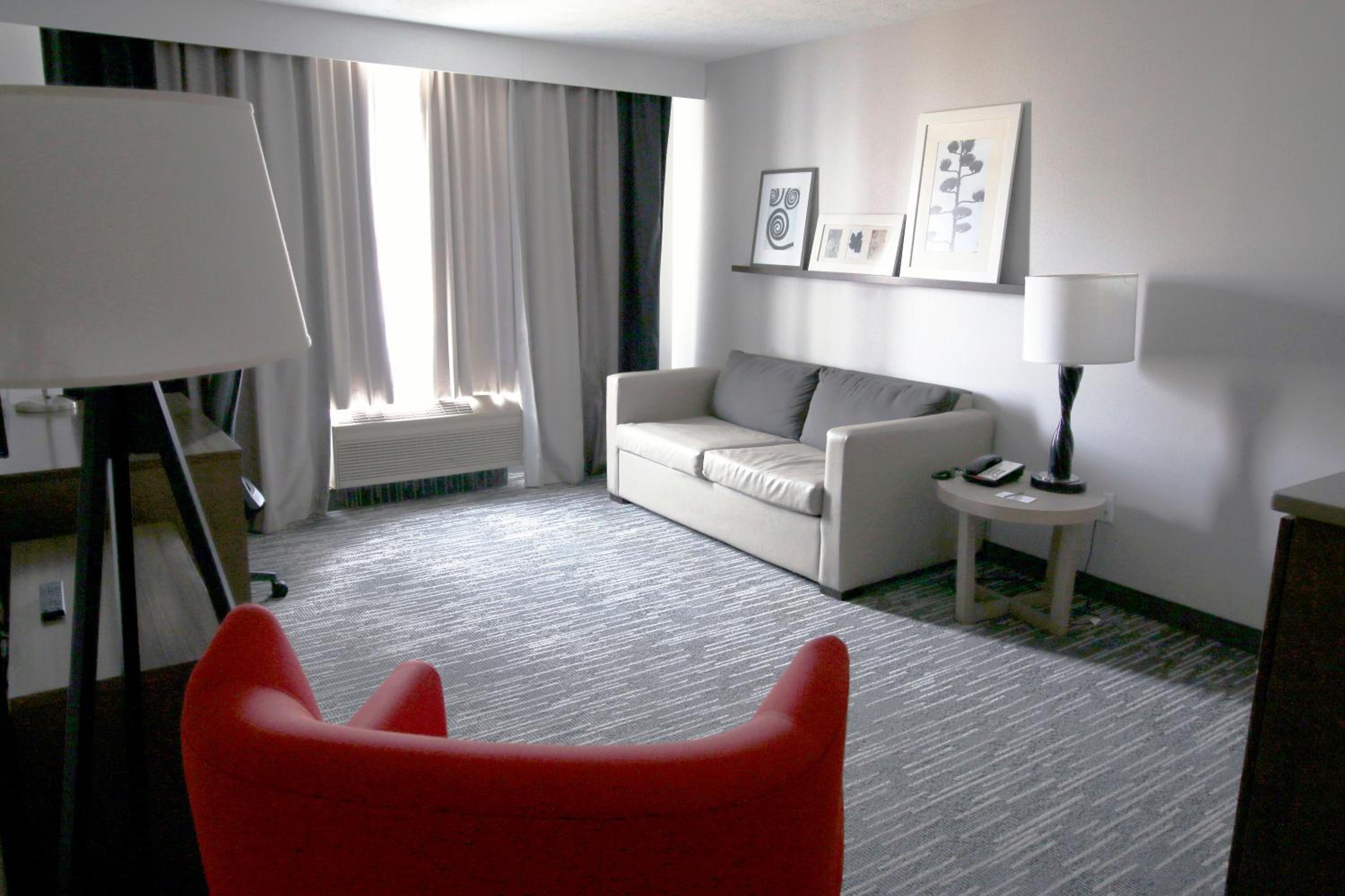 King Suite with Living Room - Non Smoking photo 2