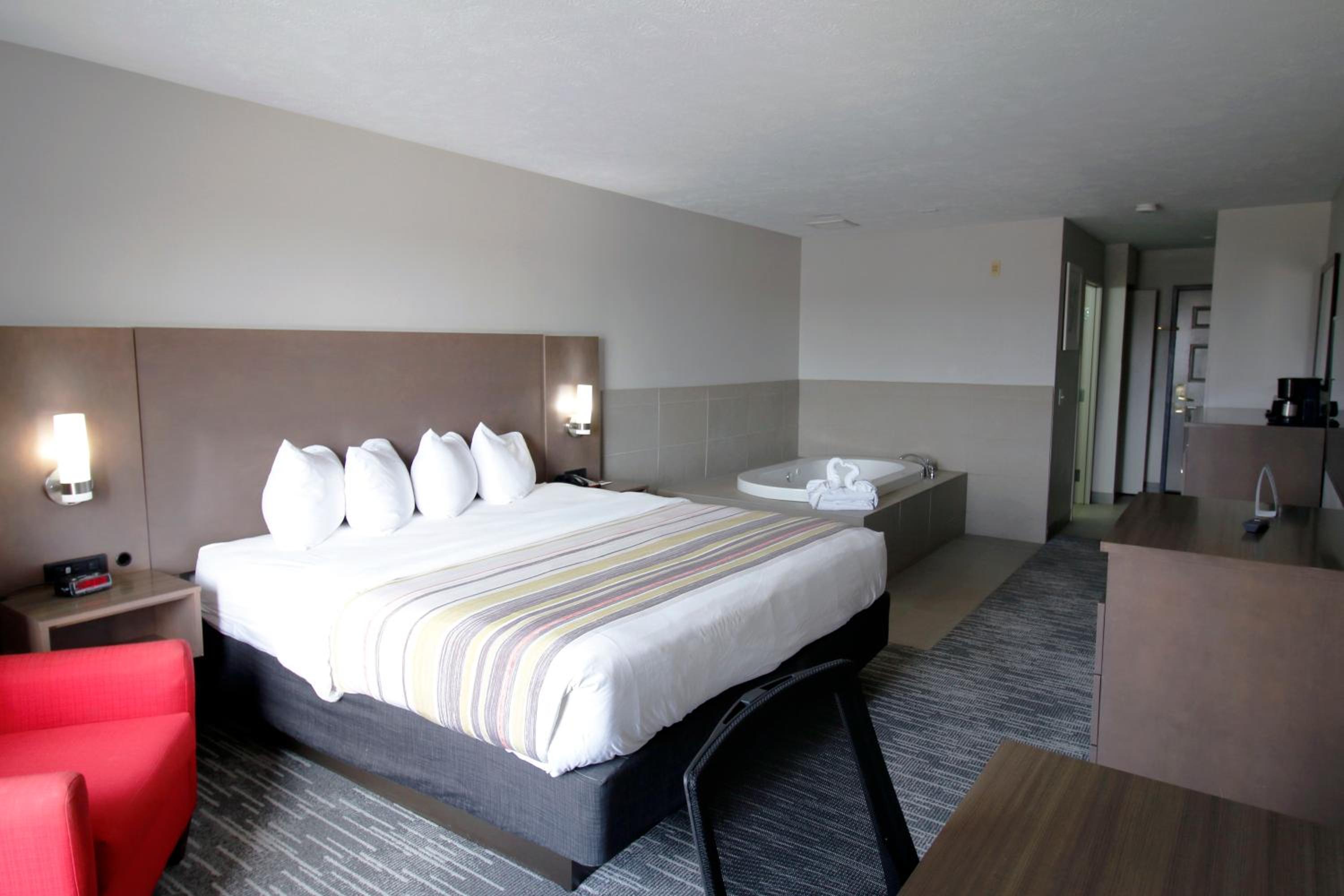 King Suite With Whirlpool - Non Smoking photo 3