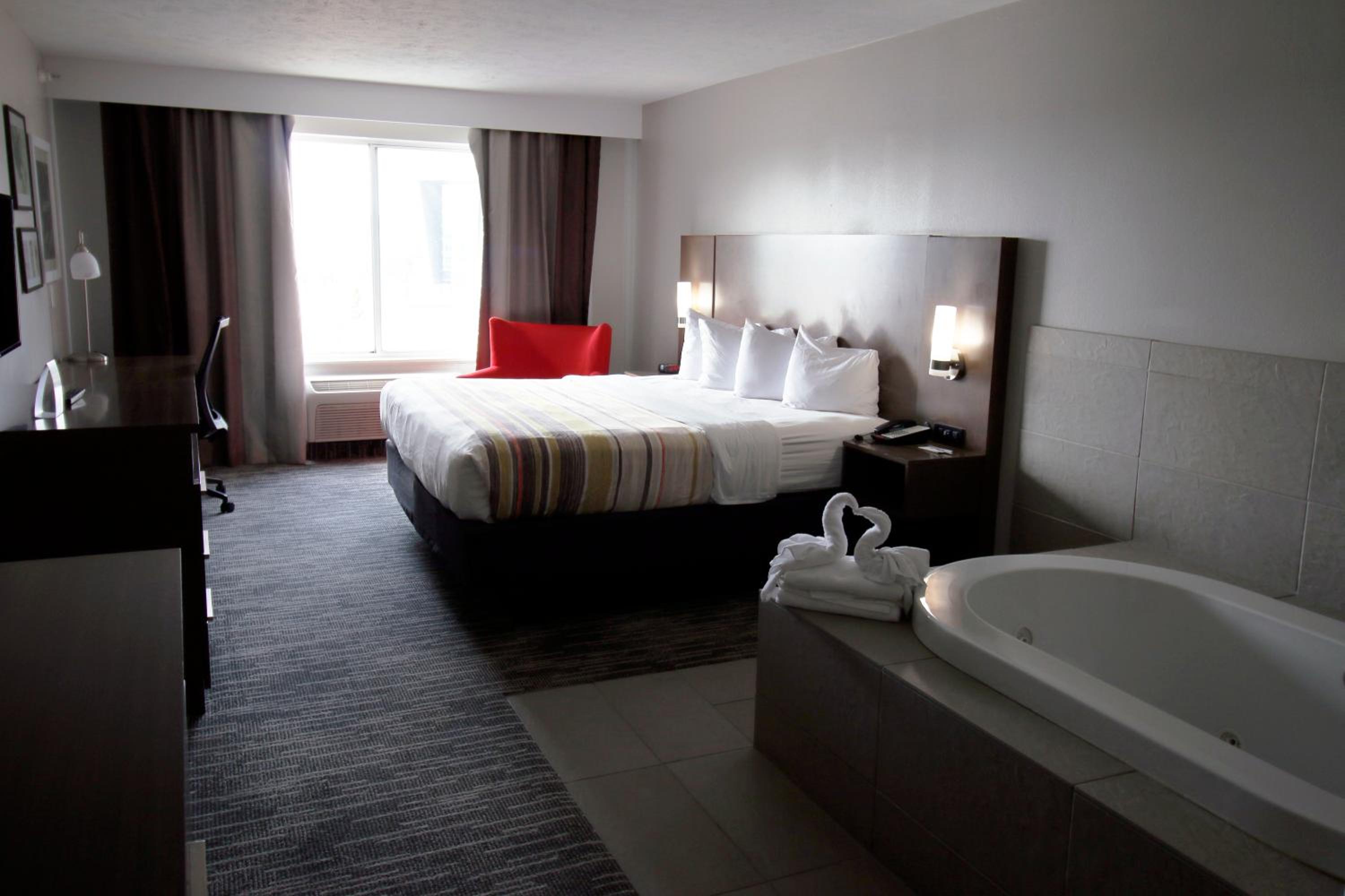 King Suite With Whirlpool - Non Smoking photo 2