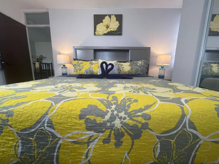 Five-Bedroom House photo 2