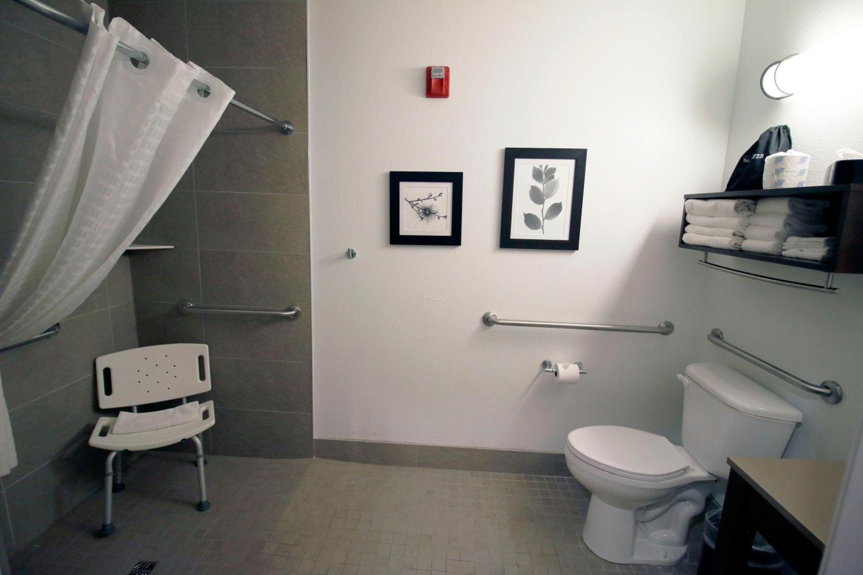 Queen Room with Roll-In Shower - Disability Access/Non-Smoking photo 3