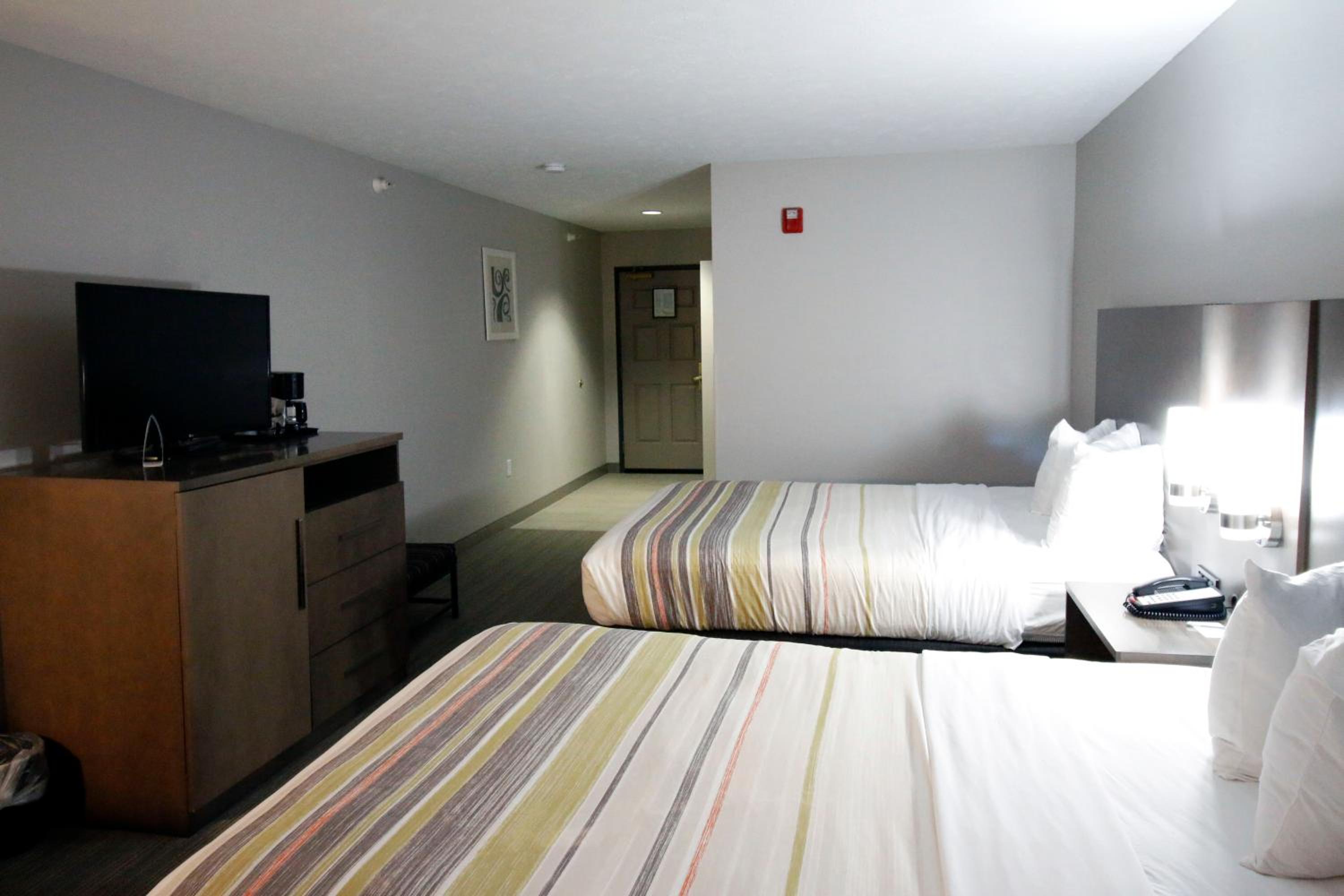 Queen Room with Roll-In Shower - Disability Access/Non-Smoking