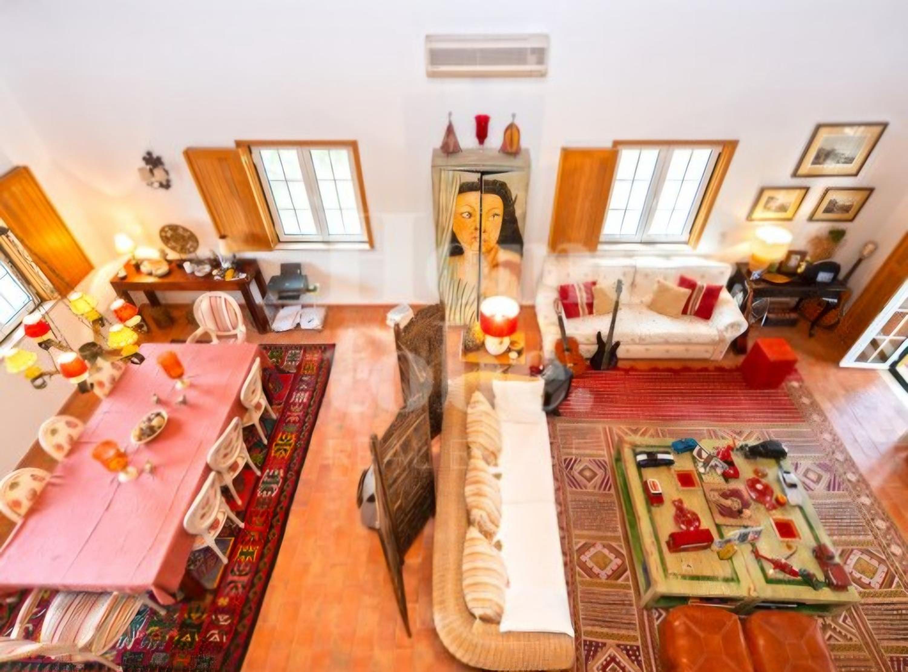 Six-Bedroom House photo 1