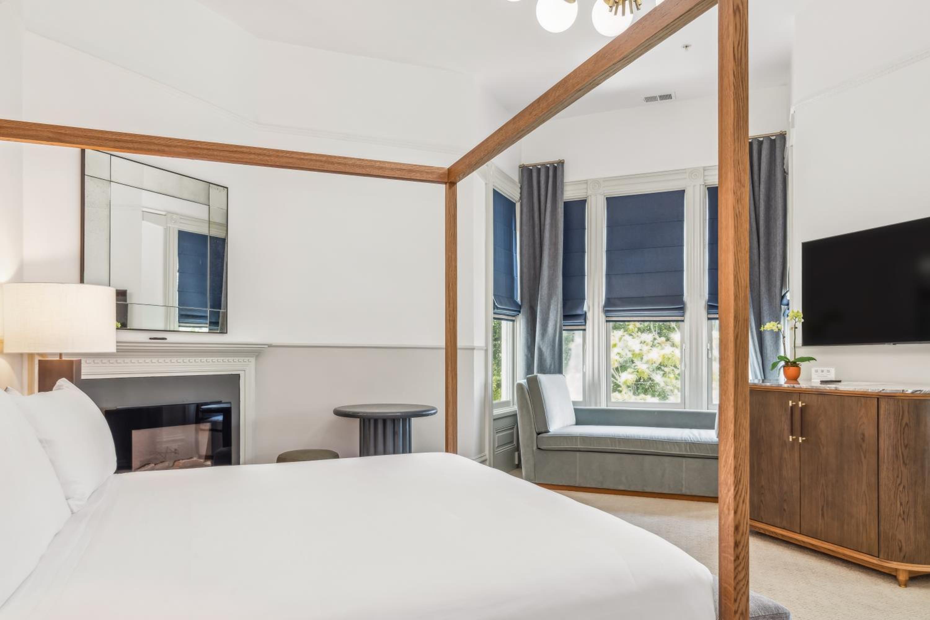 Deluxe King Room with Balcony - Photo 1