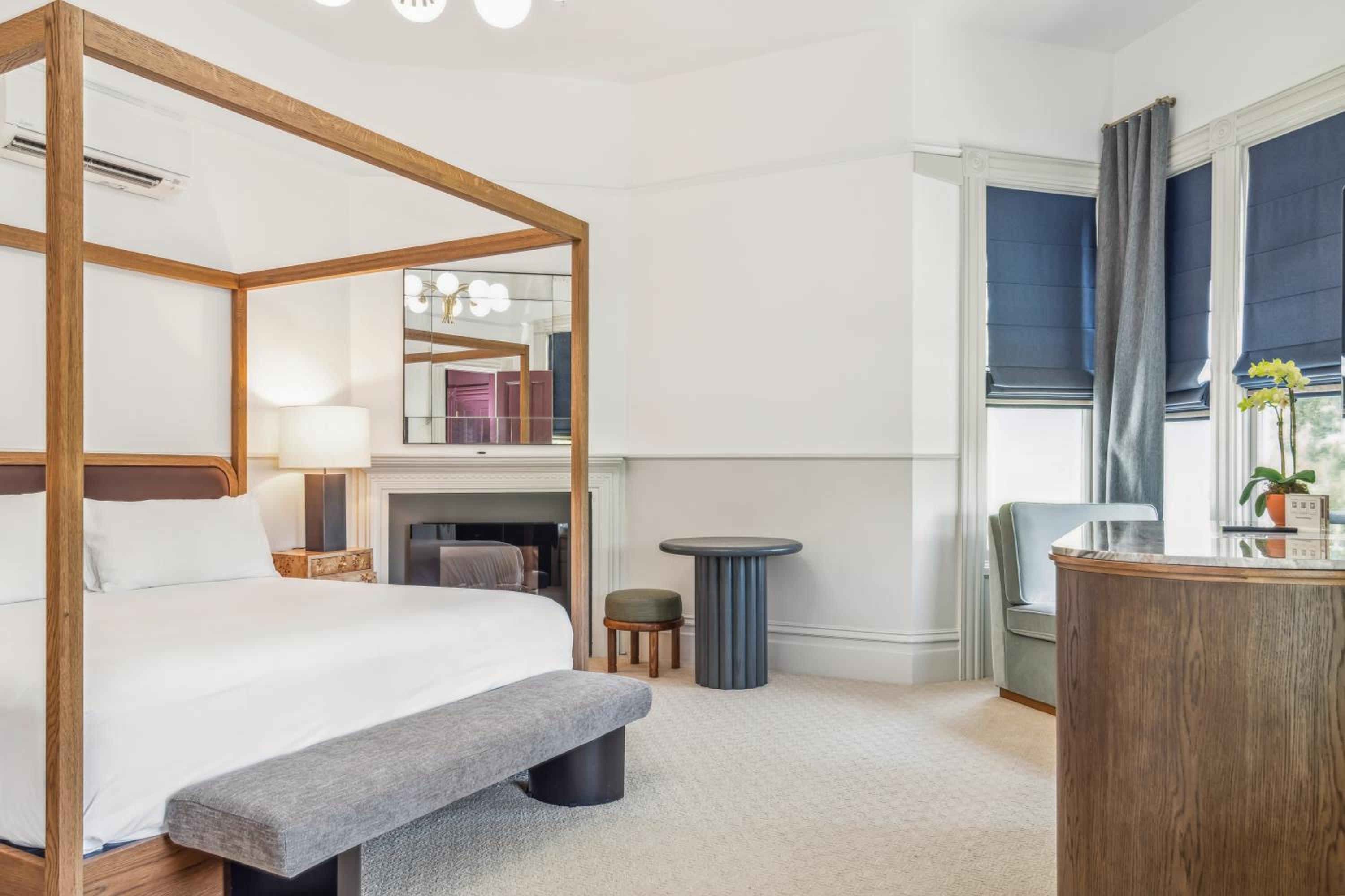 Deluxe King Room with Balcony - Photo 4