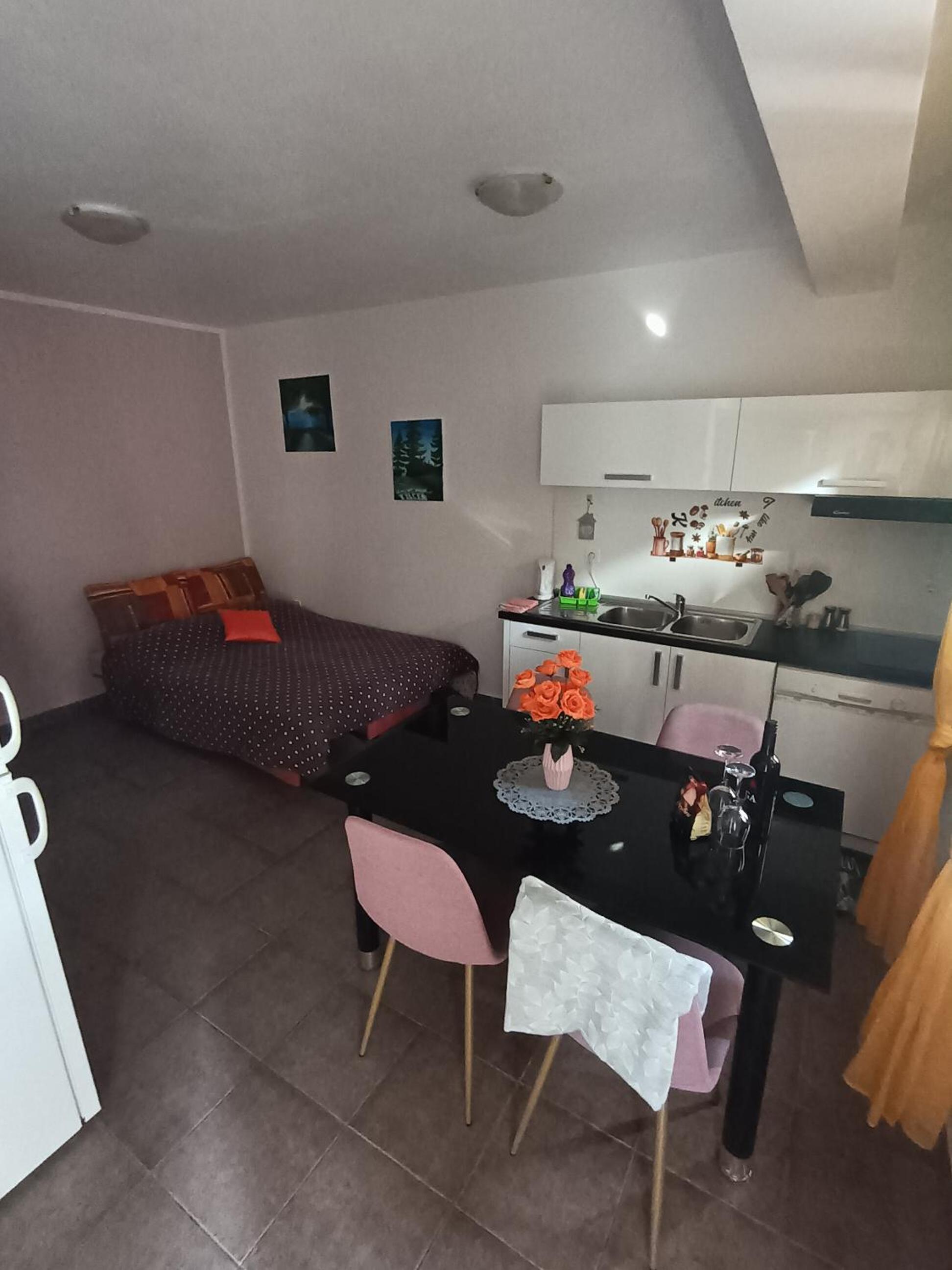 One-Bedroom Apartment - Photo 8