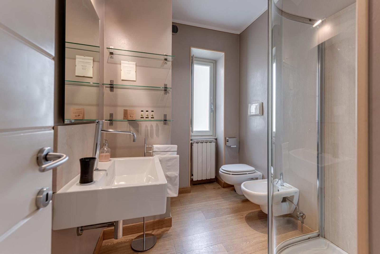 Triple Room with Bathroom - Photo 2