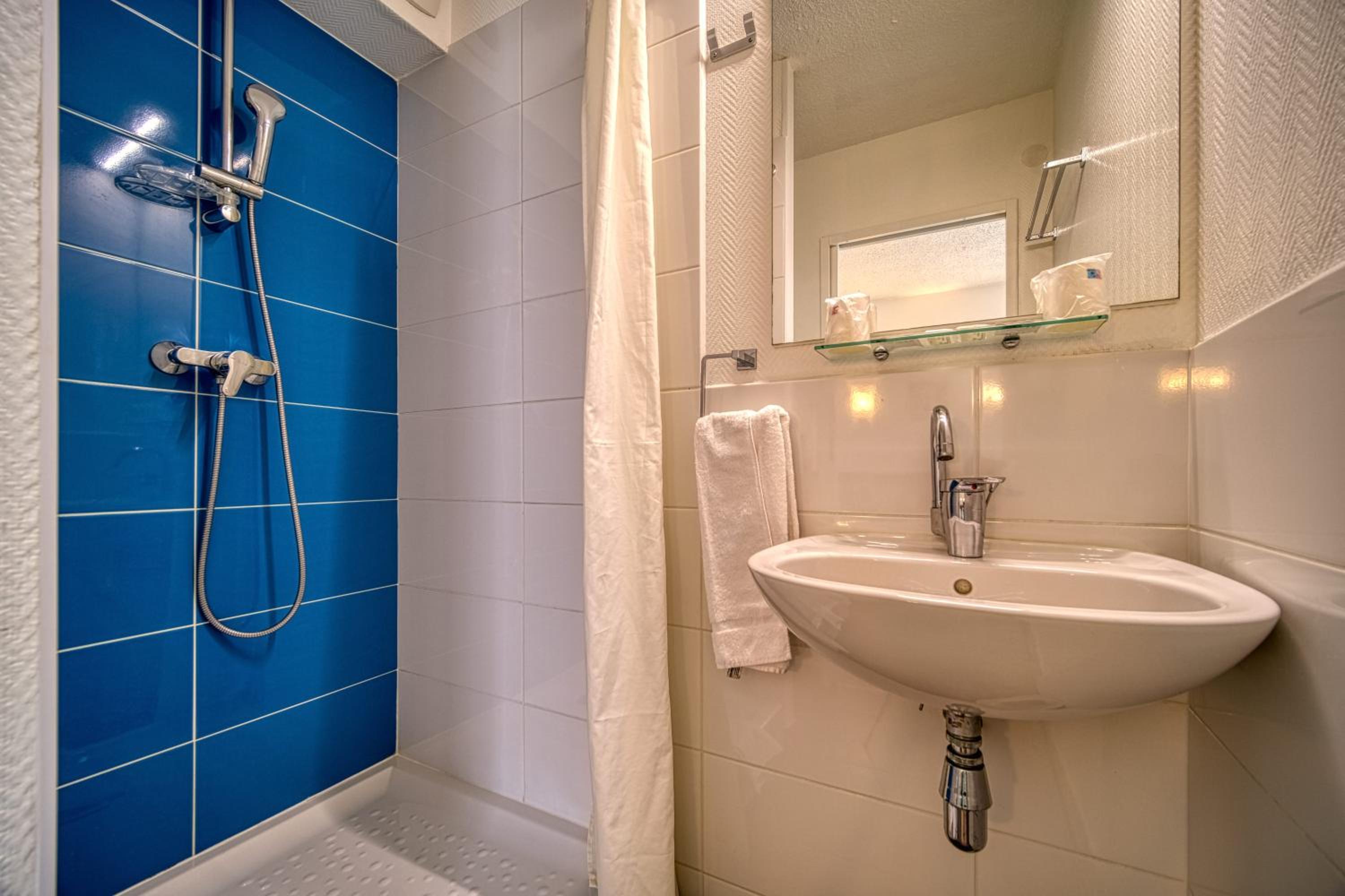 Standard Twin Room - Photo 4