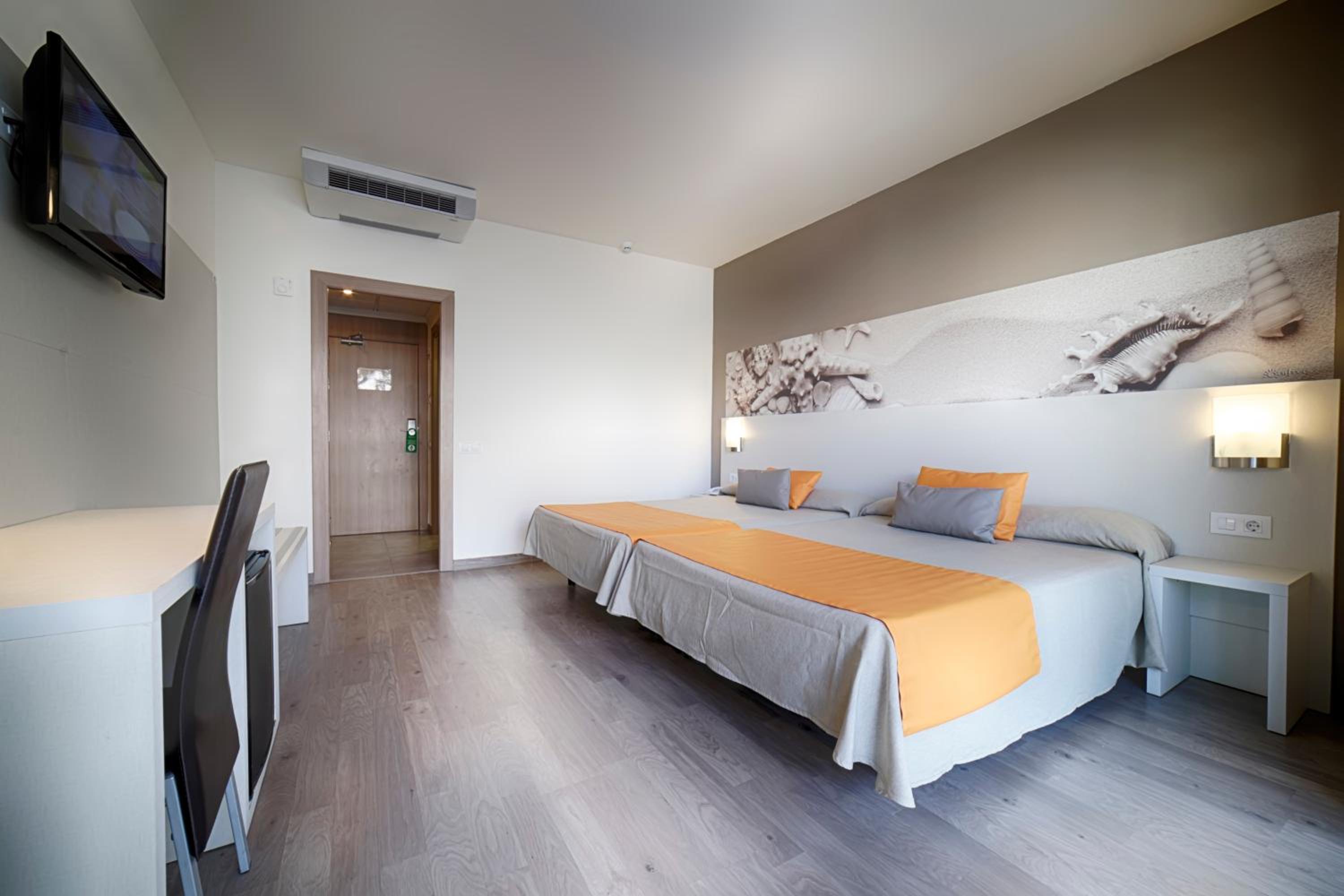 Quadruple Room (2 Adults + 2 Children) - Photo 6