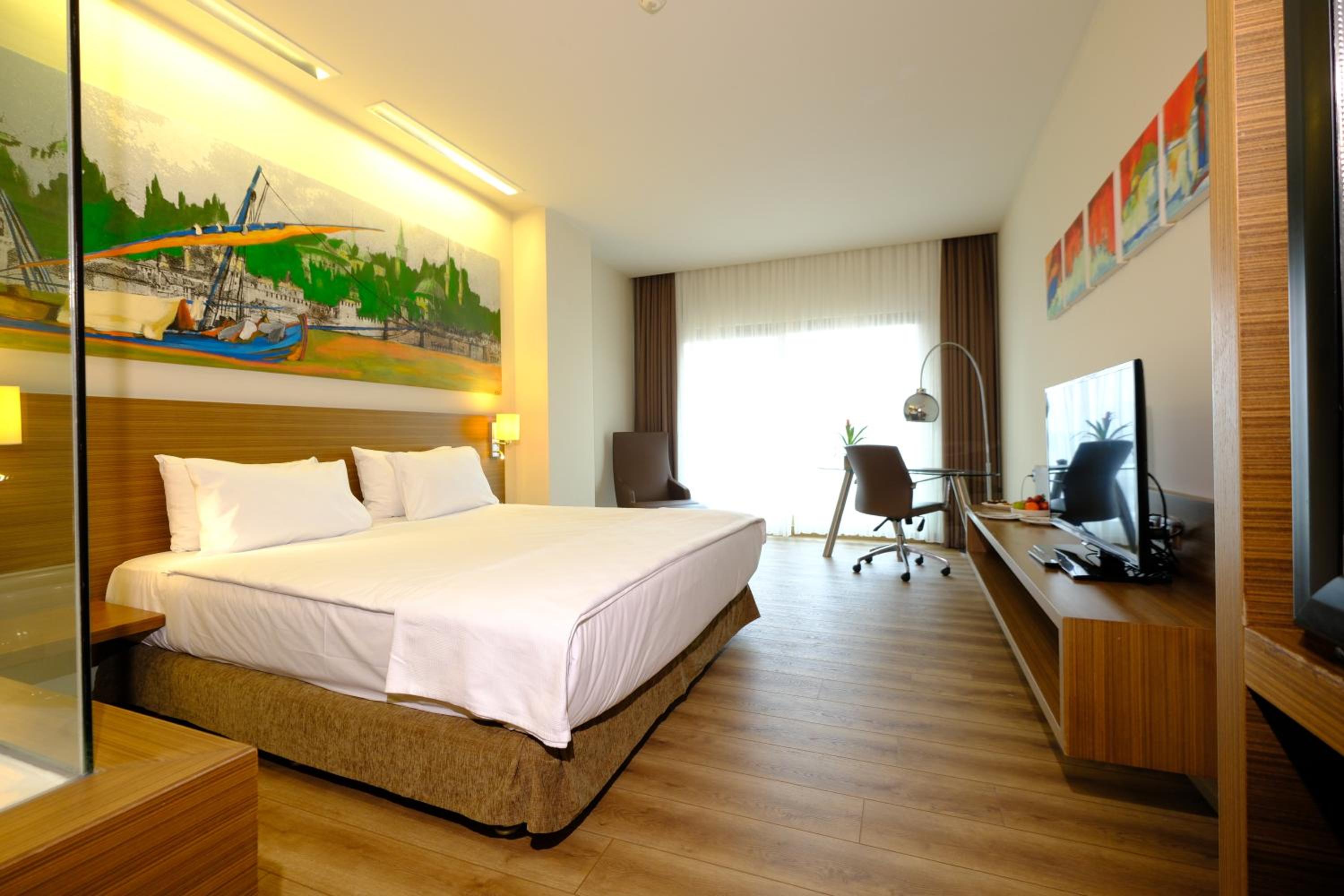 Executive Corner Room with Bath photo 2