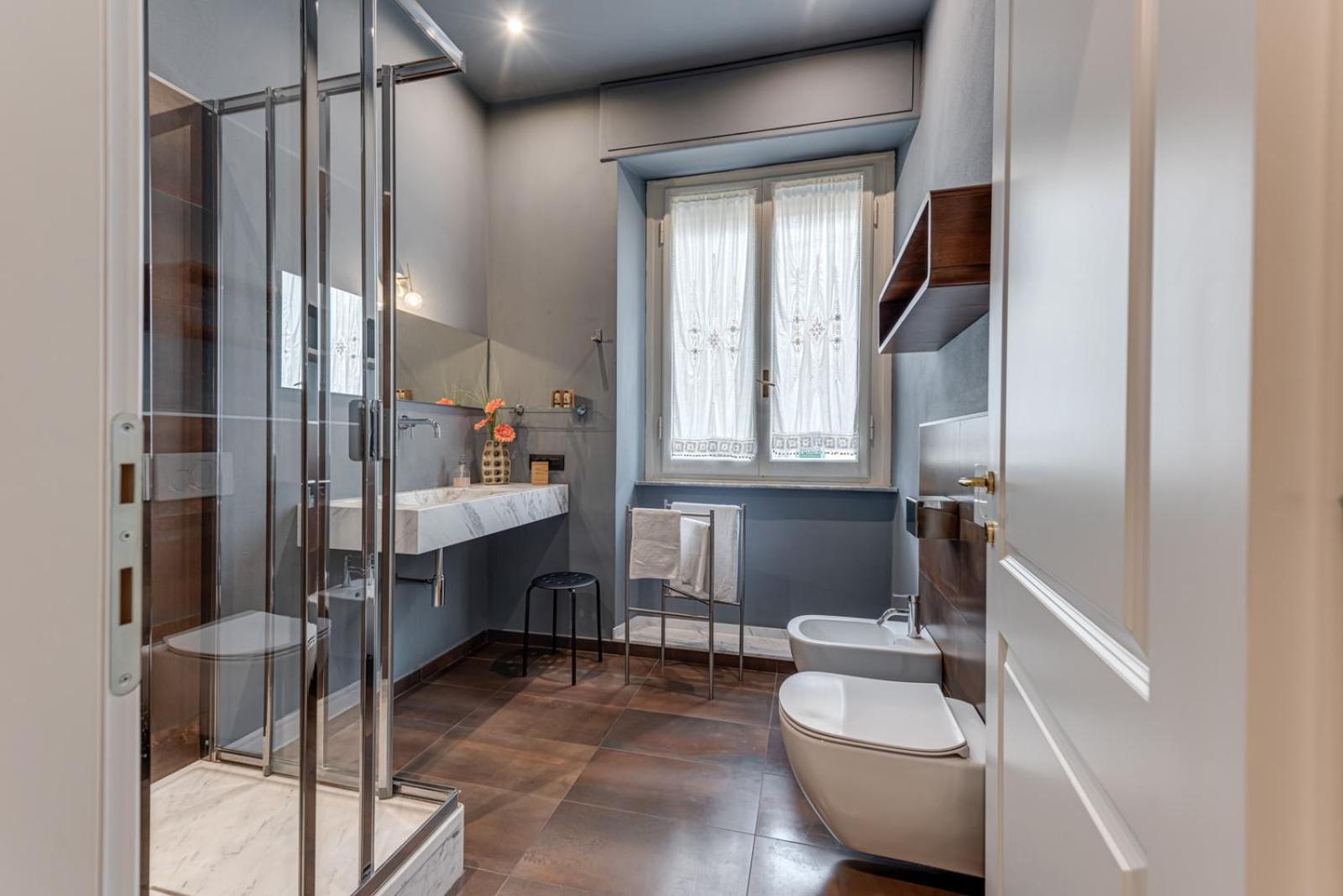 Double or Twin Room with City View - Photo 3