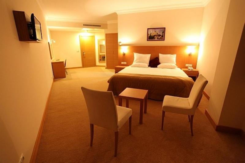Suite - Photo 1