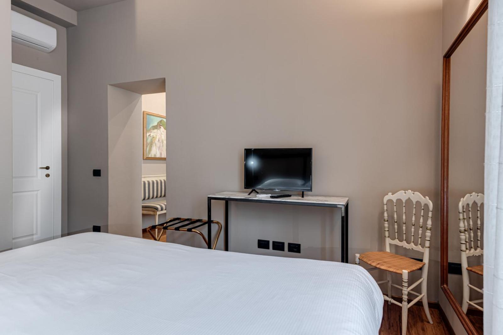 Double or Twin Room with City View - Photo 4