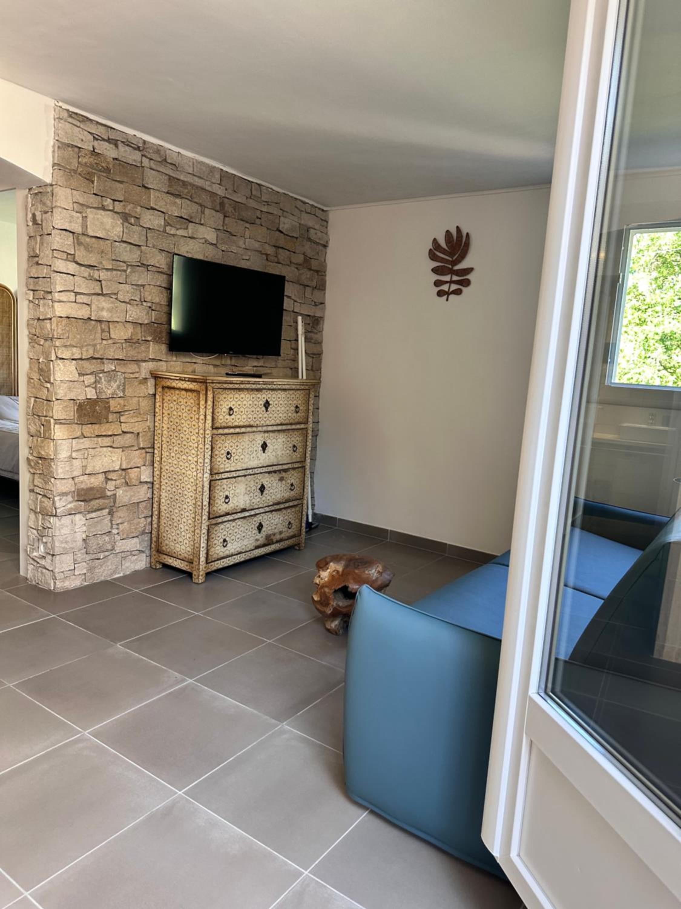 Deluxe One-Bedroom Apartment (4 Adults)