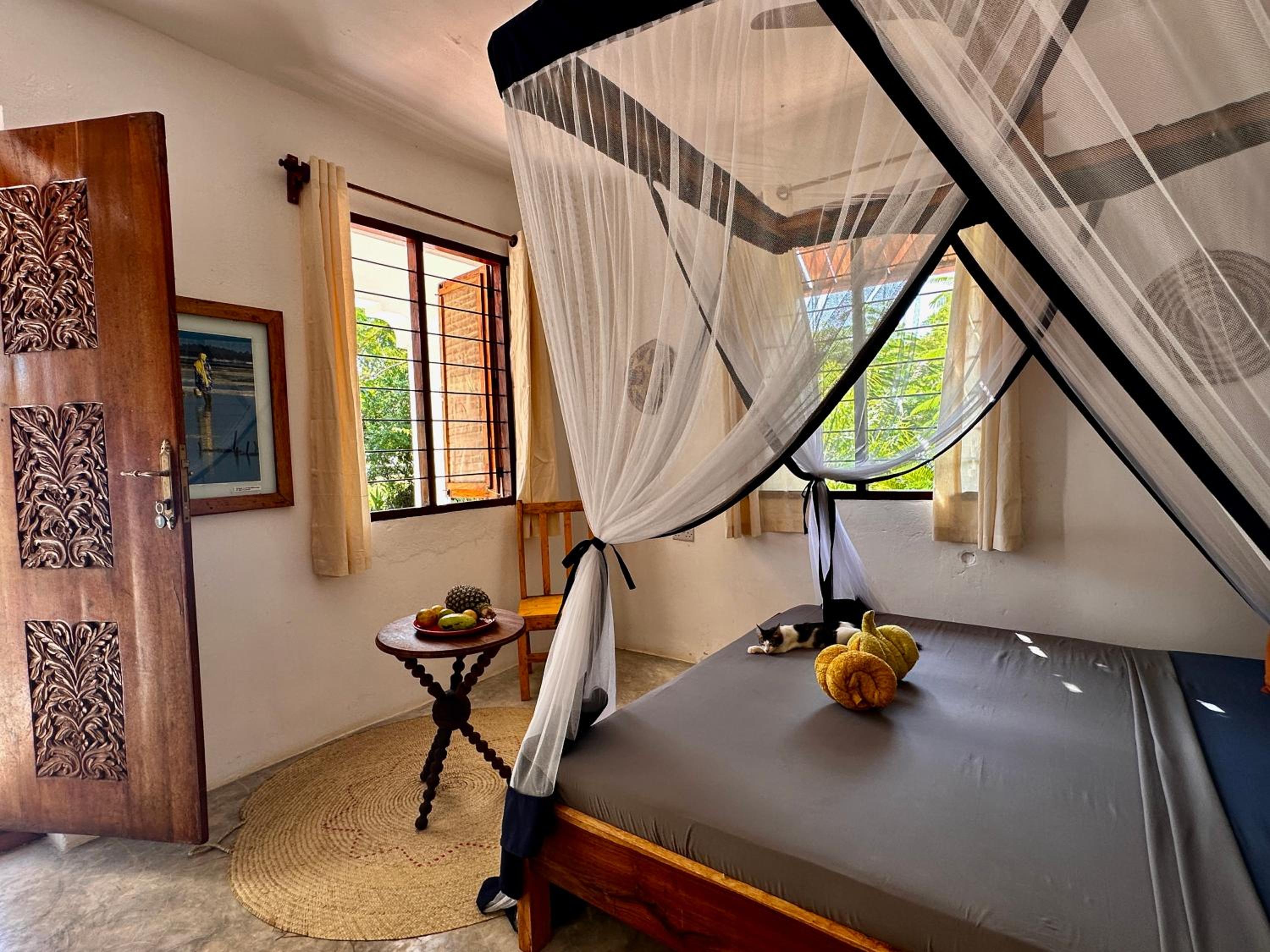 King Room with Pool View - Photo 4