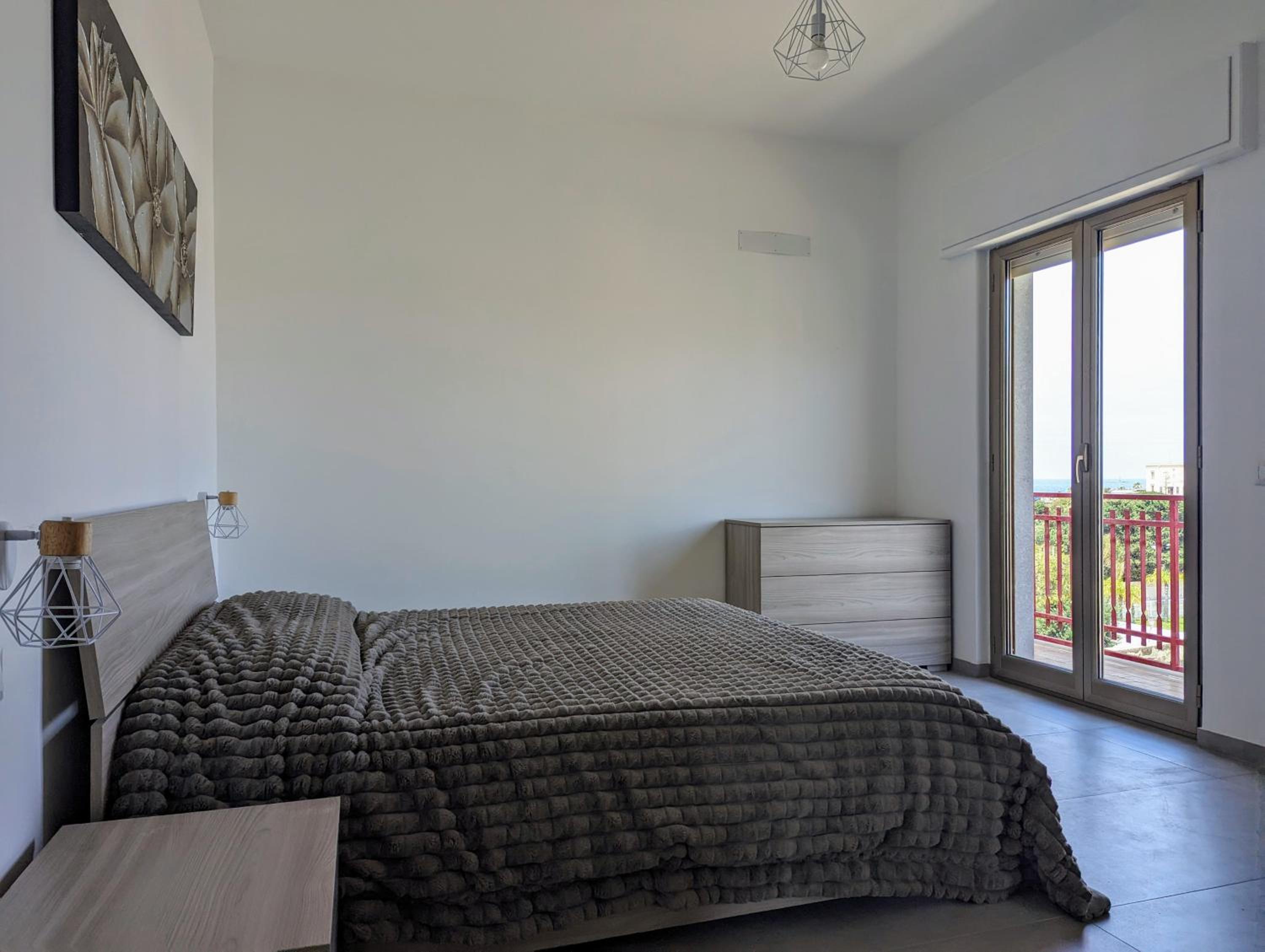 One-Bedroom Apartment with Balcony and Mountain View   photo 1