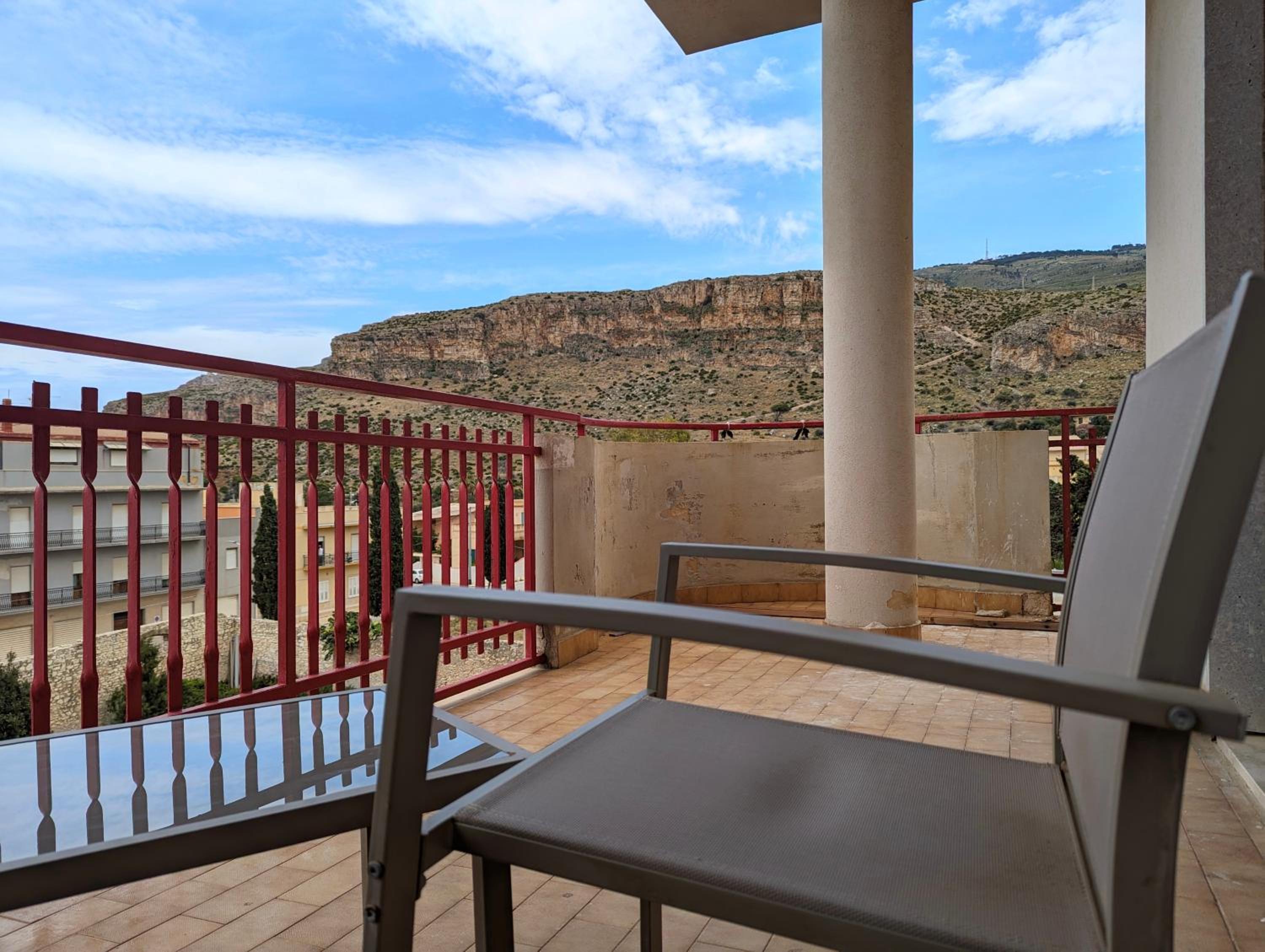 One-Bedroom Apartment with Balcony and Mountain View   photo 3