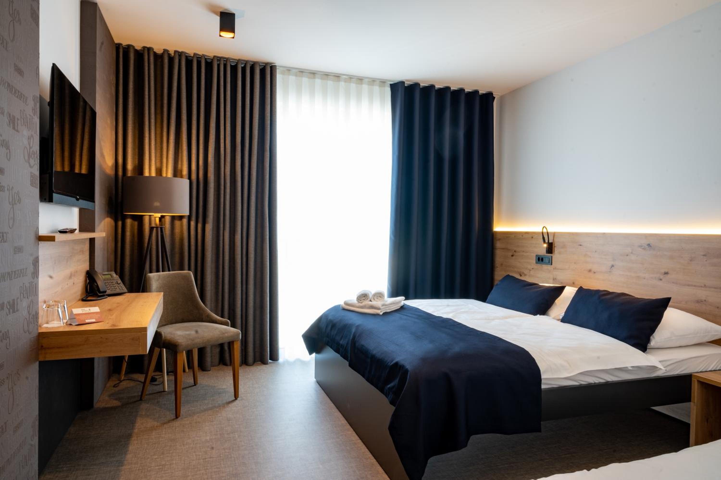 Deluxe Double Room with Extra Bed photo 2