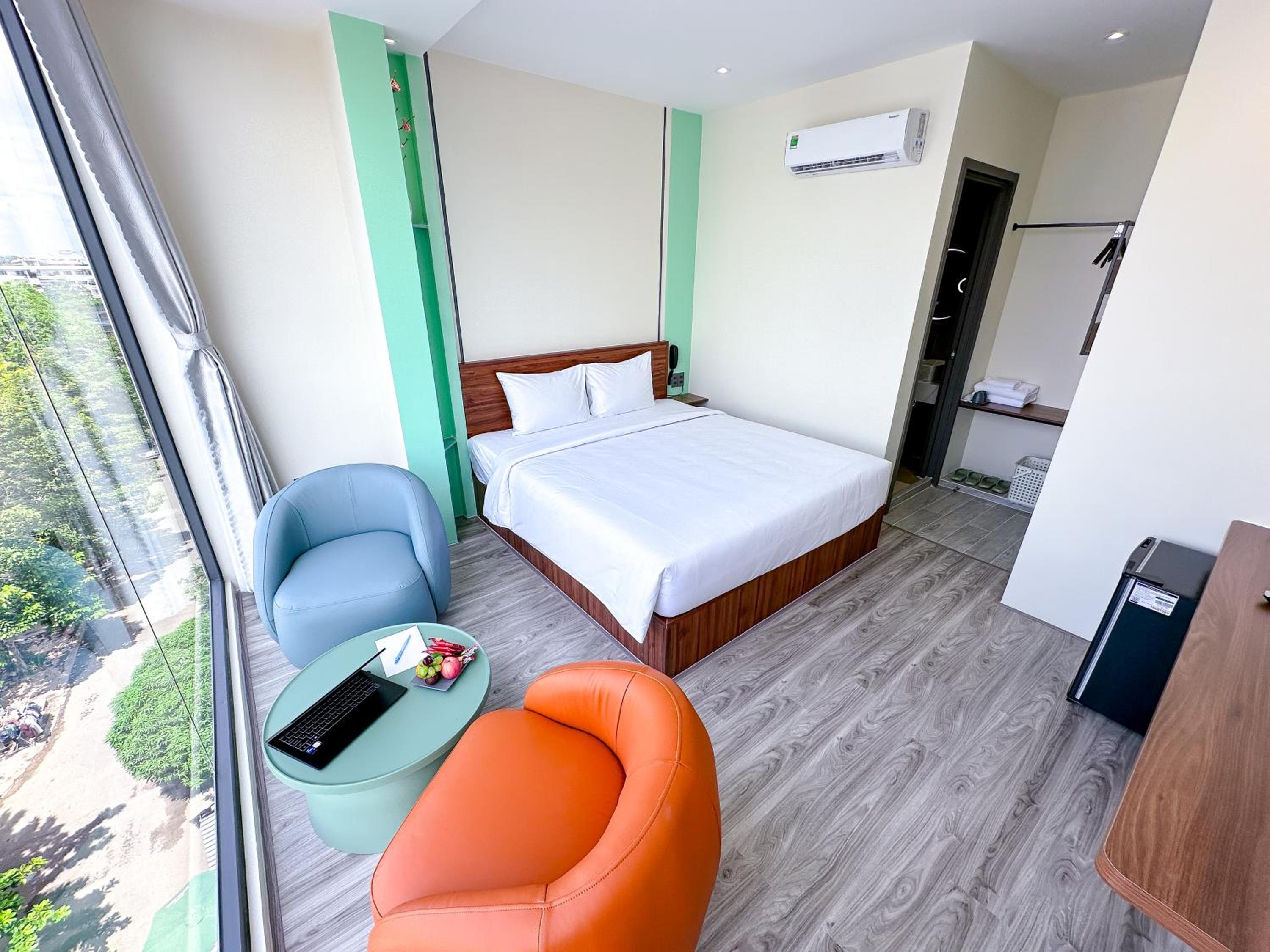 Grand Deluxe King Room With Netflix Premium - Photo 1
