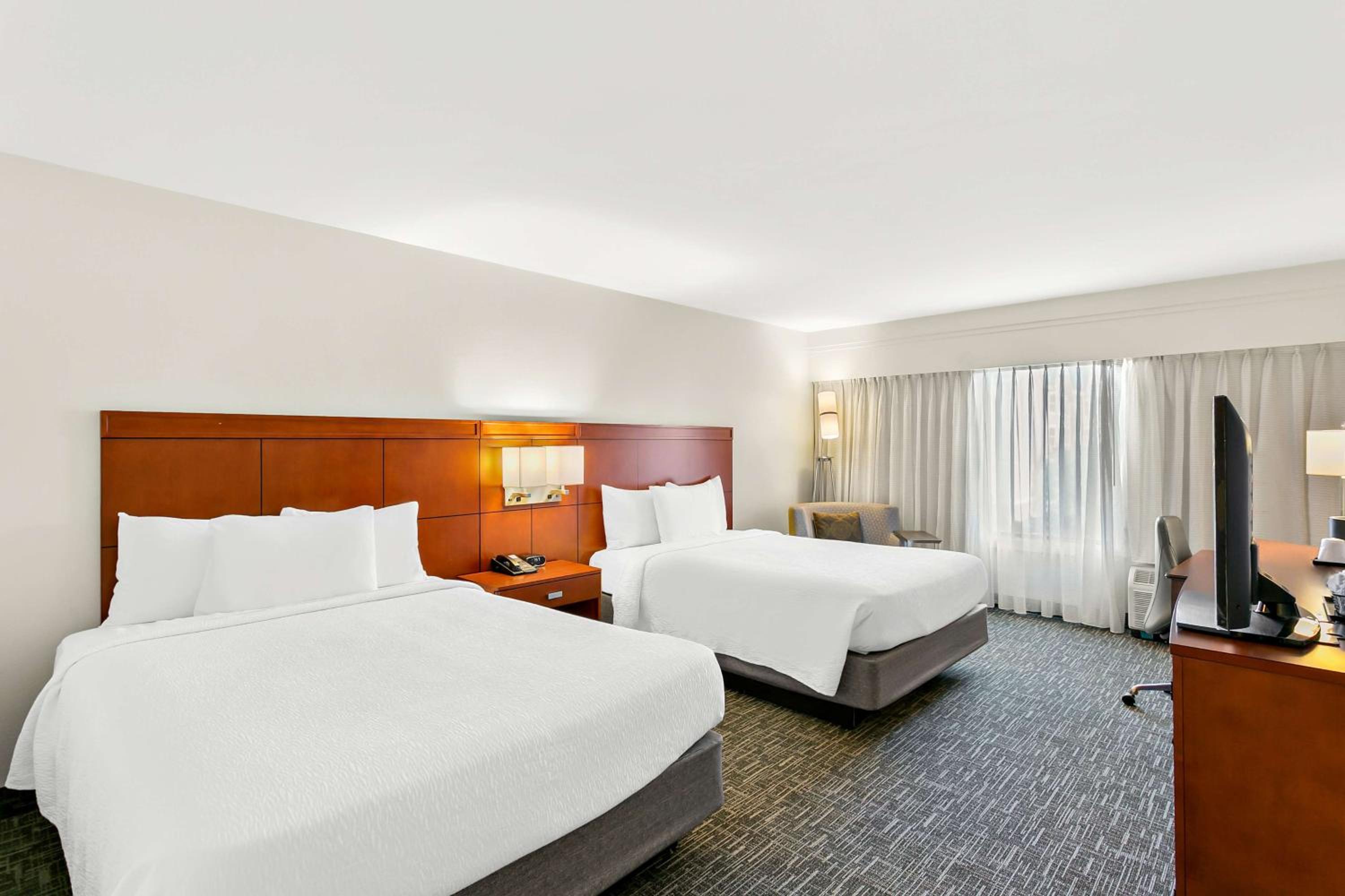 Queen Room with Two Queen Beds - Photo 4