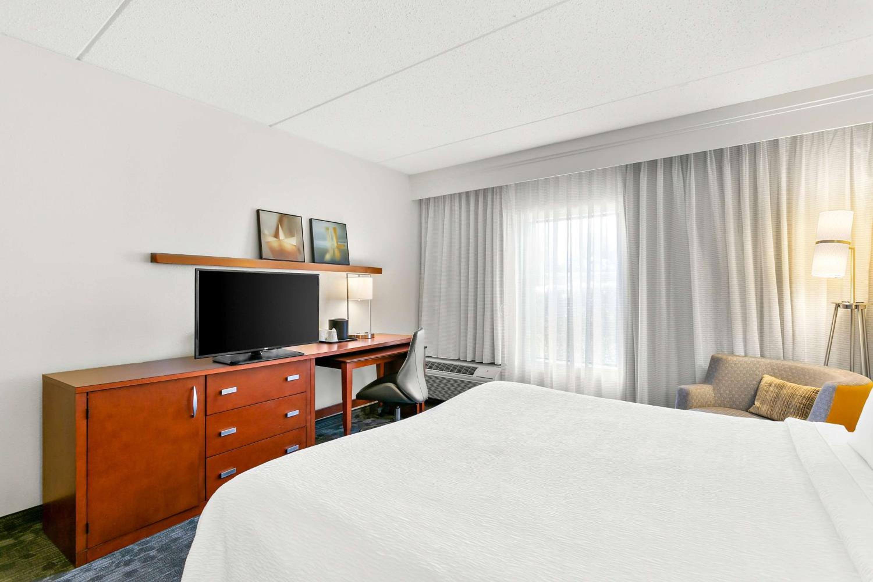 King Room with Roll-In Shower - Mobility/Hearing Accessible - Photo 3