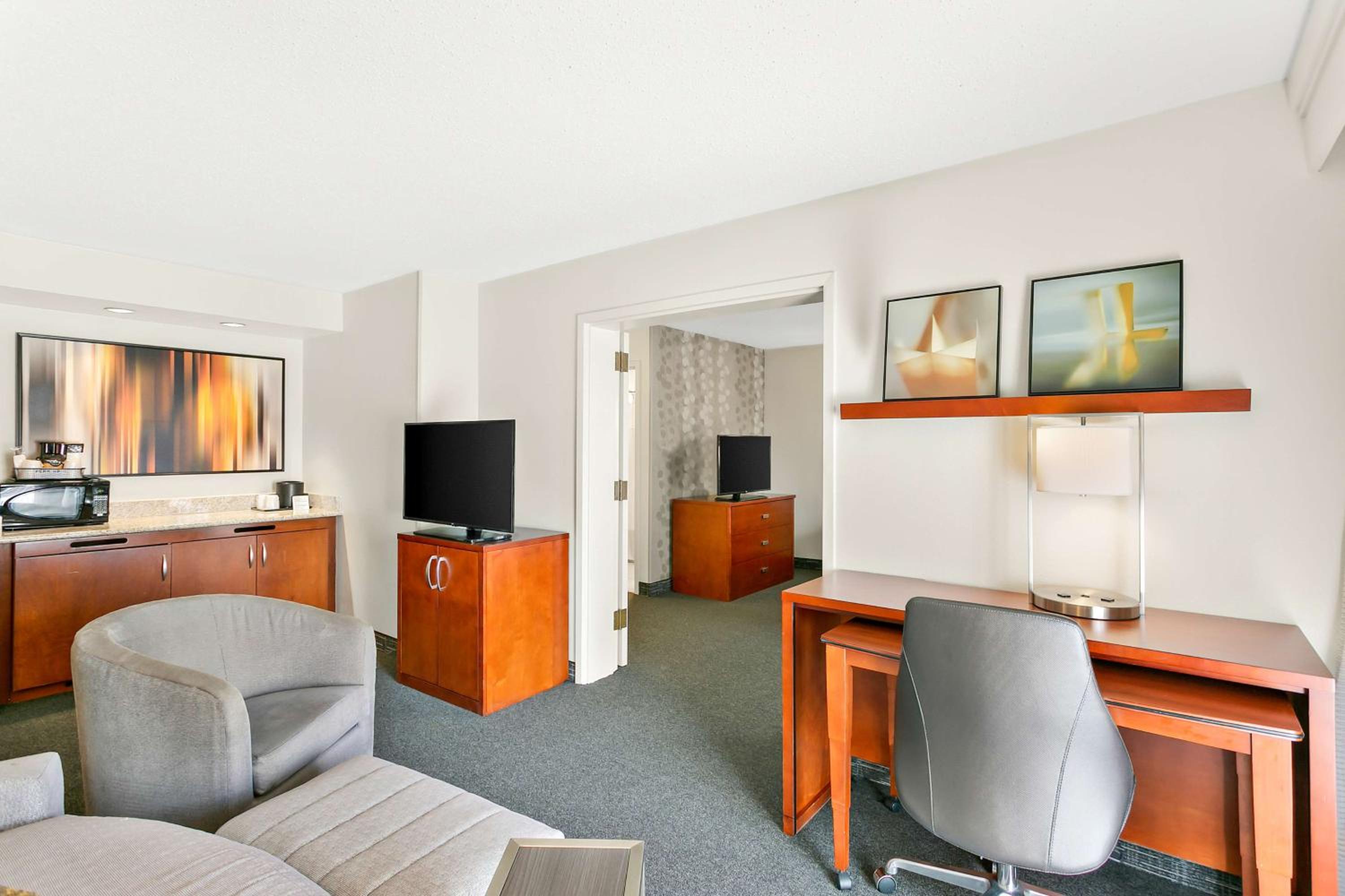 One-Bedroom King Suite - Photo 2