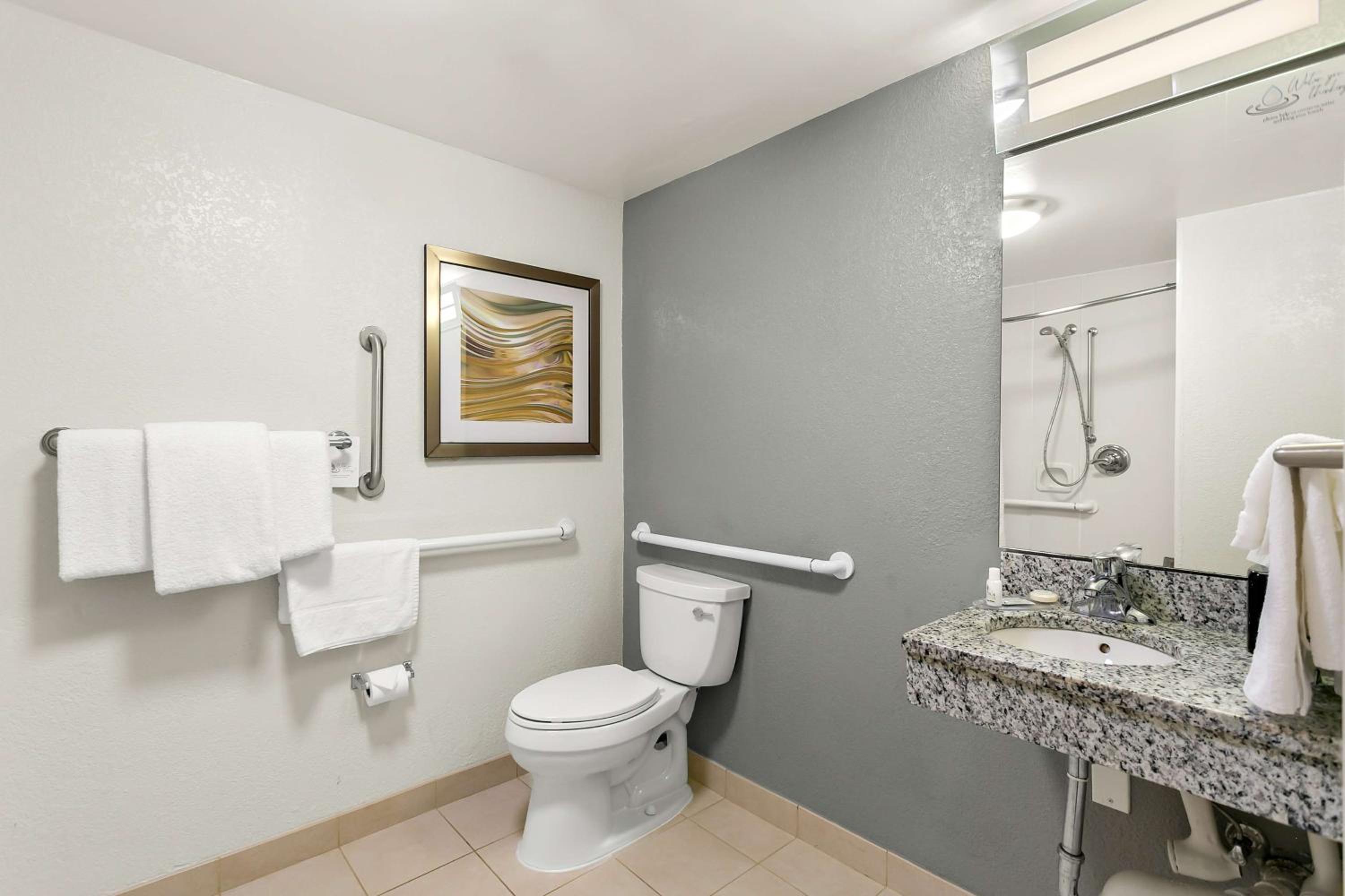 Queen Room with Two Queen Beds - Hearing Accessible - Photo 3