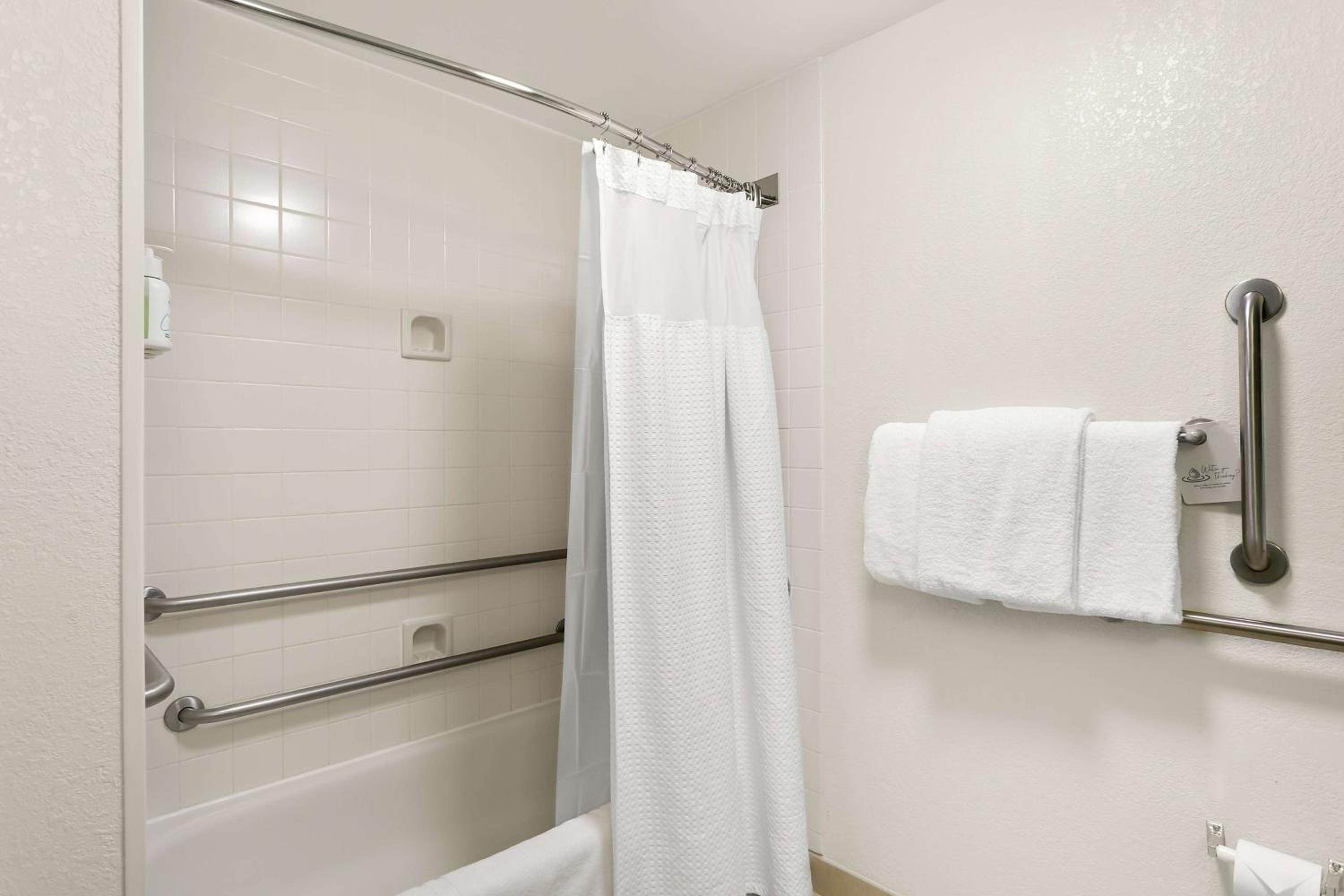 Double Room with Two Double Beds and Tub - Mobility/Hearing Accessible - Photo 4